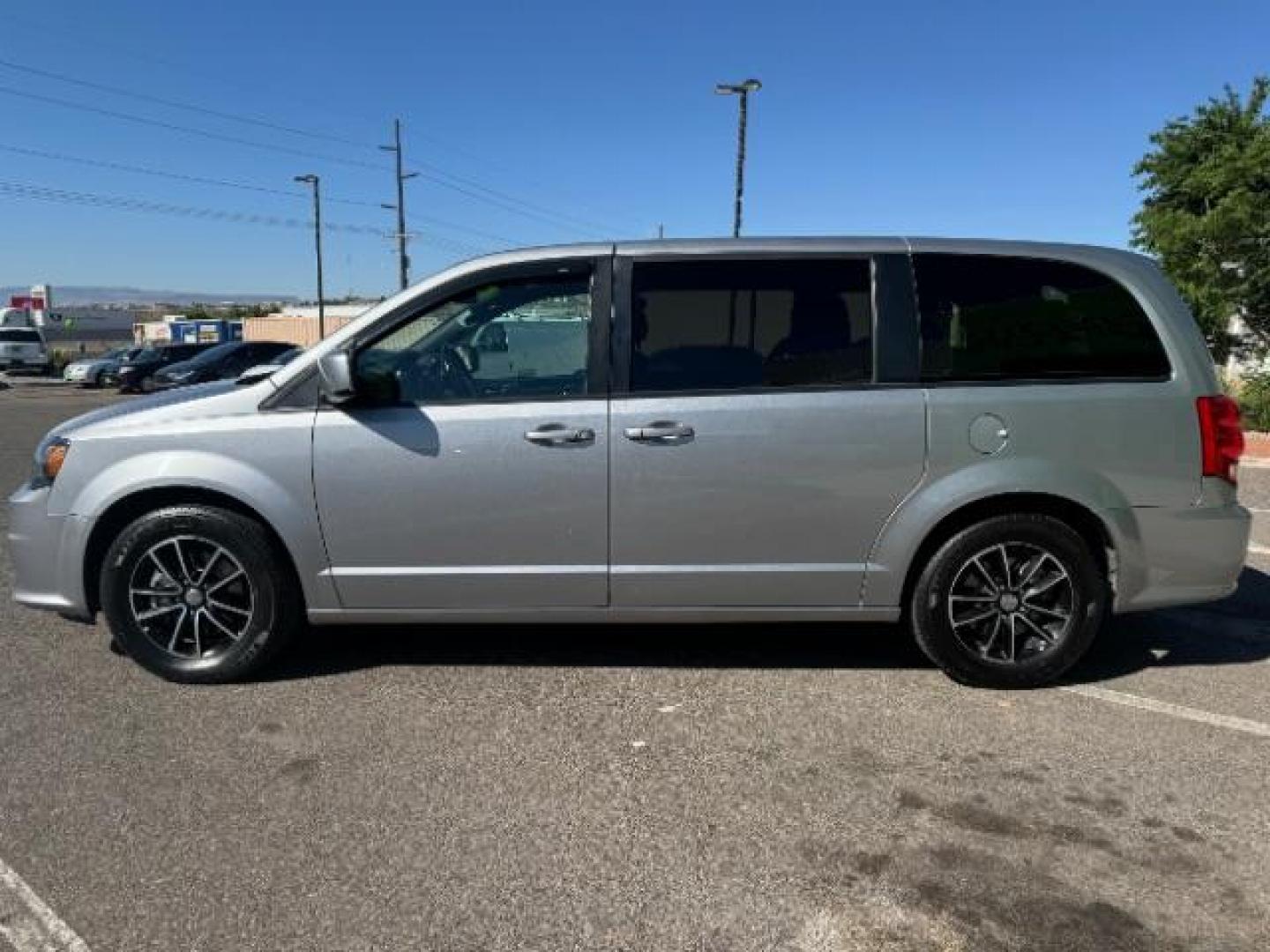 2018 Billet Clear Coat /Black/Light Graystone, cloth Dodge Grand Caravan SE (2C4RDGBG9JR) with an 3.6L V6 DOHC 24V engine, 6-Speed Automatic transmission, located at 940 North Main Street, Cedar City, UT, 84720, (435) 628-0023, 37.692936, -113.061897 - Photo#3