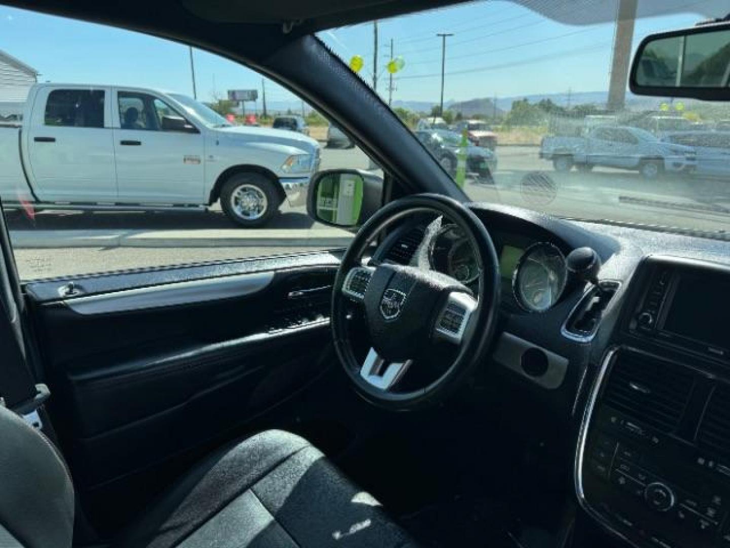 2018 White /Black Interior Dodge Grand Caravan GT (2C4RDGEG1JR) with an 3.6L V6 DOHC 24V engine, 6-Speed Automatic transmission, located at 940 North Main Street, Cedar City, UT, 84720, (435) 628-0023, 37.692936, -113.061897 - Photo#36