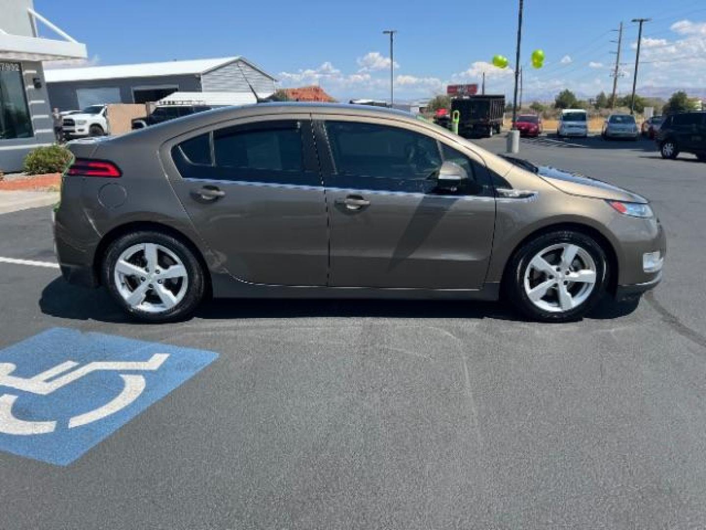 2014 Gray /Black Interior Chevrolet Volt Premium w/ Navigatio (1G1RH6E48EU) with an 1.4L L4 DOHC 16V PLU engine, Continuously Variabl transmission, located at 1865 East Red Hills Pkwy, St. George, 84770, (435) 628-0023, 37.120850, -113.543640 - Photo#7