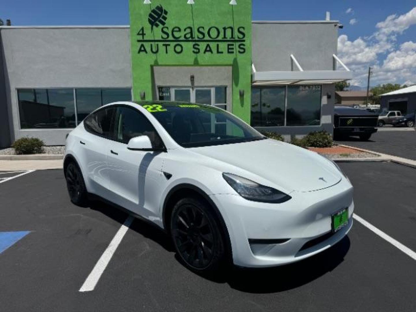 2022 Pearl White Multi-Coat /All Black Tesla Model Y Long Range (7SAYGDEE0NF) with an ELECTRIC engine, 1-Speed Automatic transmission, located at 1865 East Red Hills Pkwy, St. George, 84770, (435) 628-0023, 37.120850, -113.543640 - ***Purchase price AFTER $4k rebate has been transferred to dealership*** This allows us to reduce the asking price from $28,995 (without tax rebate) to be under the $25k threshold. Visit Energy.gov for full rules. Beautiful LONG RANGE ALL WHEEL DRIVE model Y. 5 Seater, New floormats, Painted wheel - Photo#1