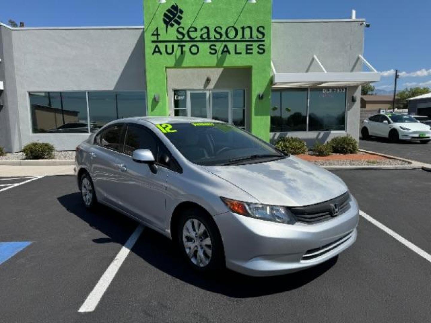 2012 Alabaster Silver Metallic /Gray Cloth Interior Honda Civic LX Sedan 5-Speed AT (2HGFB2F52CH) with an 1.8L L4 SOHC 16V engine, 5-Speed Automatic transmission, located at 1865 East Red Hills Pkwy, St. George, 84770, (435) 628-0023, 37.120850, -113.543640 - We specialize in helping ALL people get the best financing available. No matter your credit score, good, bad or none we can get you an amazing rate. Had a bankruptcy, divorce, or repossessions? We give you the green light to get your credit back on the road. Low down and affordable payments that fit - Photo#0