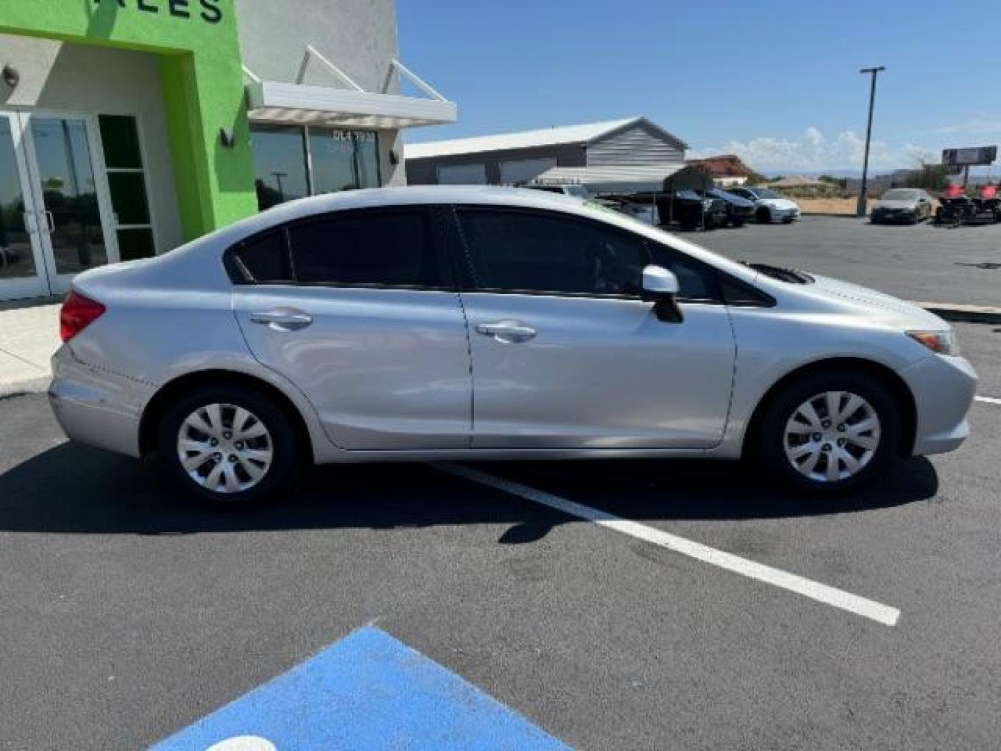 2012 Alabaster Silver Metallic /Gray Cloth Interior Honda Civic LX Sedan 5-Speed AT (2HGFB2F52CH) with an 1.8L L4 SOHC 16V engine, 5-Speed Automatic transmission, located at 1865 East Red Hills Pkwy, St. George, 84770, (435) 628-0023, 37.120850, -113.543640 - We specialize in helping ALL people get the best financing available. No matter your credit score, good, bad or none we can get you an amazing rate. Had a bankruptcy, divorce, or repossessions? We give you the green light to get your credit back on the road. Low down and affordable payments that fit - Photo#7