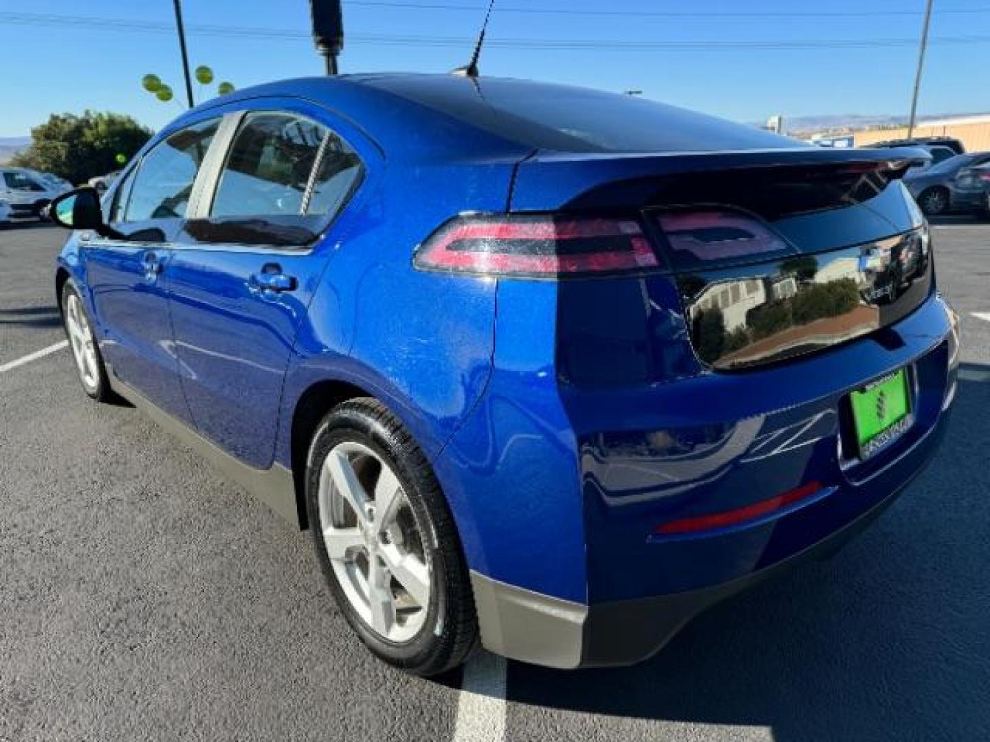 2012 Blue Topaz Metallic /Jet Black and Ceramic White Leather Interior Chevrolet Volt Premium (1G1RB6E44CU) with an 1.4L L4 DOHC 16V PLUG-IN HYBRID engine, Continuously Variable Transmission transmission, located at 940 North Main Street, Cedar City, UT, 84720, (435) 628-0023, 37.692936, -113.061897 - ***This vehicle qualifies for the EV/Hybrid tax rebate of up to $4,000*** We are setup with the IRS to recieve direct payments within 72 hours. We file the rebate online with IRS and can credit it to your down payment, reduce the sales price OR give you cashback!! These cars will not last and can o - Photo#4