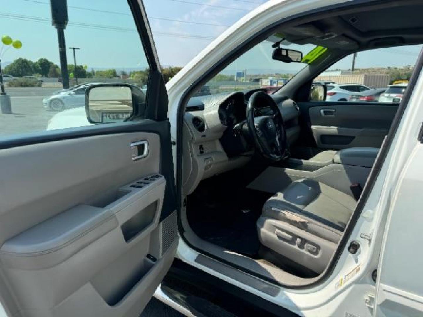 2014 Taffeta White /Black Honda Pilot EX-L 2WD 5-Spd AT with Navigation (5FNYF3H75EB) with an 3.5L V6 SOHC 24V engine, 5-Speed Automatic transmission, located at 940 North Main Street, Cedar City, UT, 84720, (435) 628-0023, 37.692936, -113.061897 - Photo#12