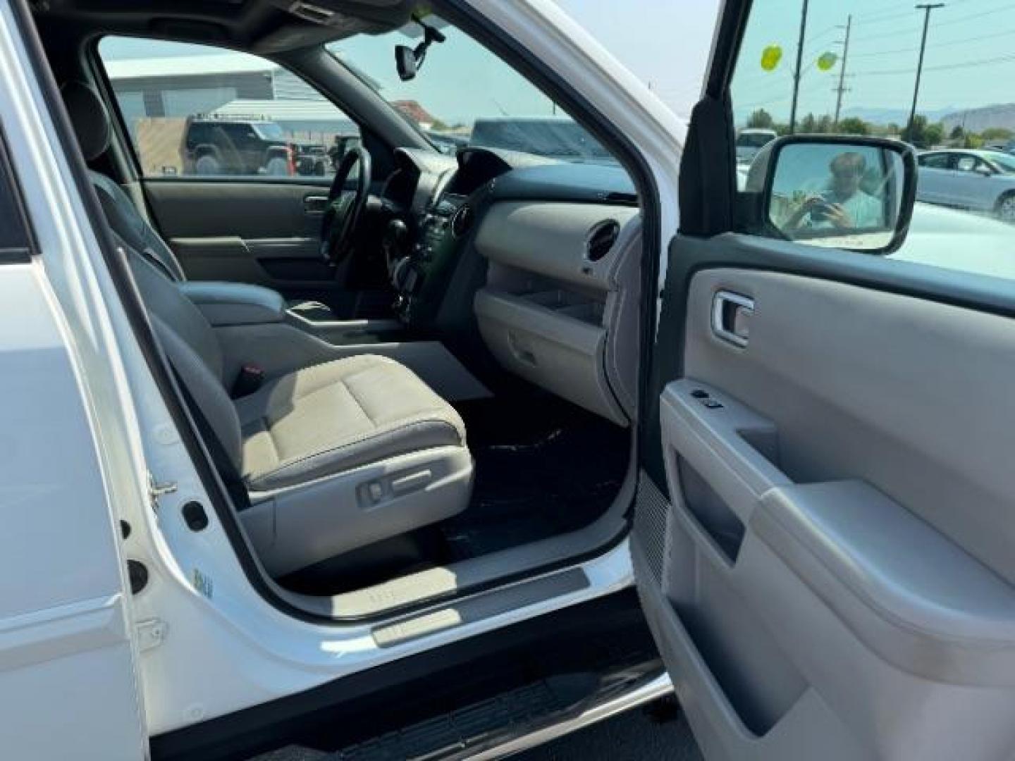 2014 Taffeta White /Black Honda Pilot EX-L 2WD 5-Spd AT with Navigation (5FNYF3H75EB) with an 3.5L V6 SOHC 24V engine, 5-Speed Automatic transmission, located at 940 North Main Street, Cedar City, UT, 84720, (435) 628-0023, 37.692936, -113.061897 - Photo#33