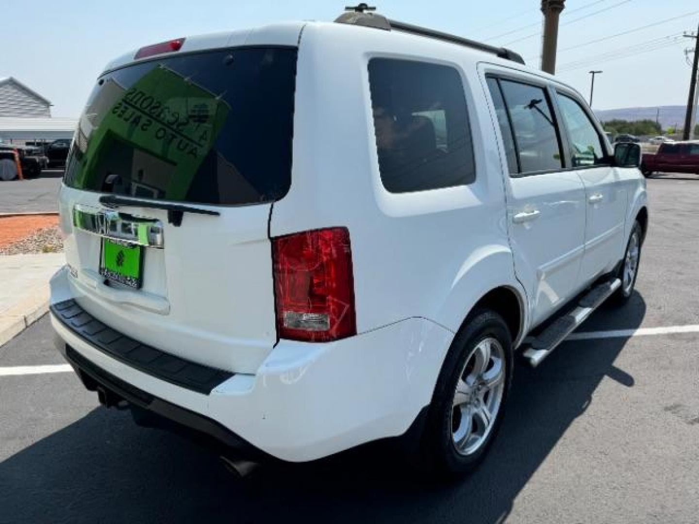 2014 Taffeta White /Black Honda Pilot EX-L 2WD 5-Spd AT with Navigation (5FNYF3H75EB) with an 3.5L V6 SOHC 24V engine, 5-Speed Automatic transmission, located at 940 North Main Street, Cedar City, UT, 84720, (435) 628-0023, 37.692936, -113.061897 - Photo#6