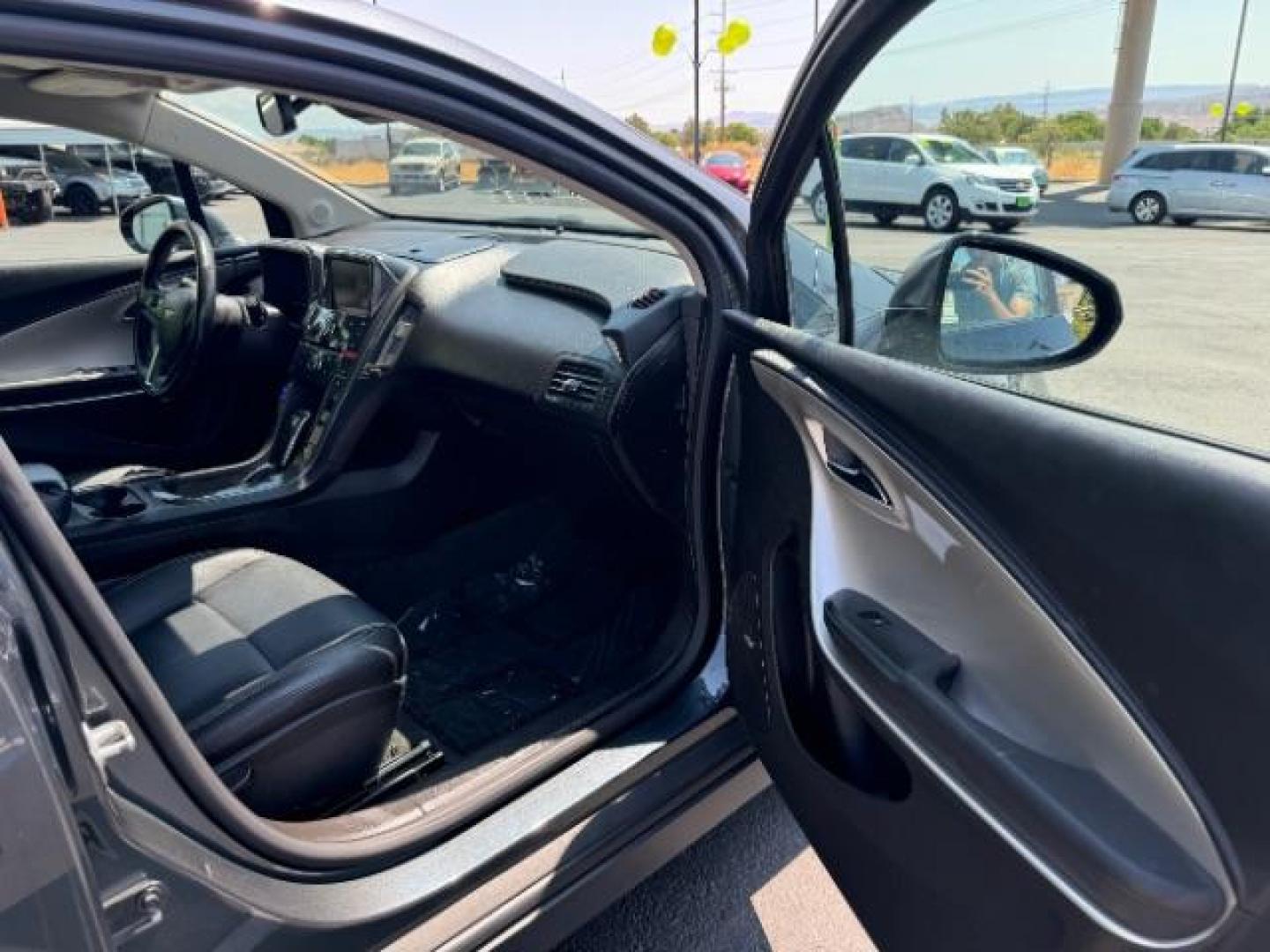 2013 Gray /Black Chevrolet Volt Premium w/ Navigation and LEP (1G1RH6E48DU) with an 1.4L L4 DOHC 16V PLUG-IN HYBRID engine, Continuously Variable Transmission transmission, located at 1865 East Red Hills Pkwy, St. George, 84770, (435) 628-0023, 37.120850, -113.543640 - Photo#32