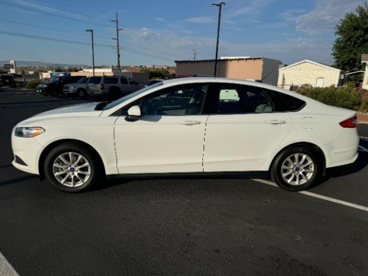 2015 Oxford White /Earth Gray Ford Fusion S (3FA6P0G76FR) with an 2.5L L4 DOHC 16V engine, 6-Speed Automatic transmission, located at 1865 East Red Hills Pkwy, St. George, 84770, (435) 628-0023, 37.120850, -113.543640 - Photo#3