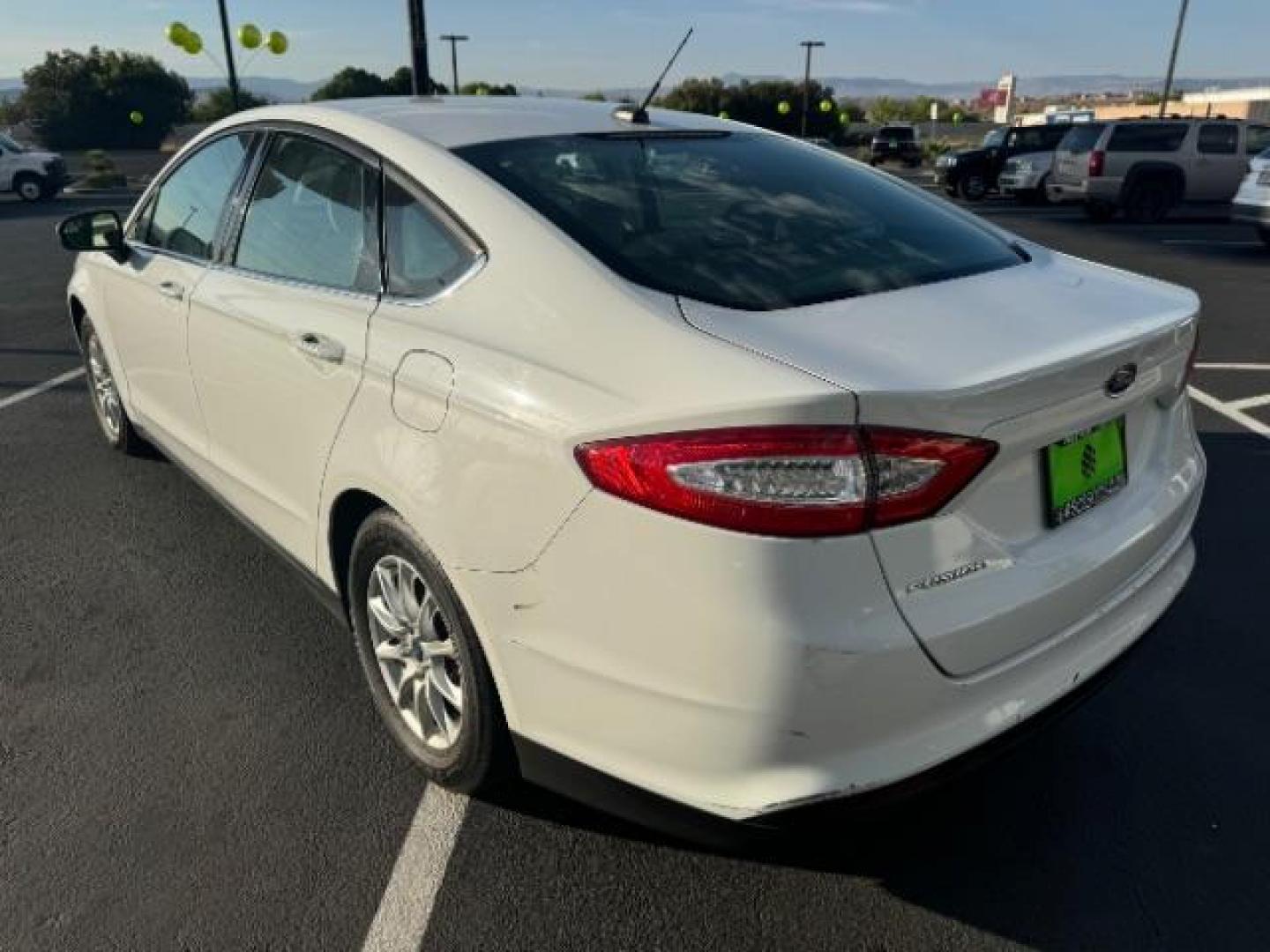 2015 Oxford White /Earth Gray Ford Fusion S (3FA6P0G76FR) with an 2.5L L4 DOHC 16V engine, 6-Speed Automatic transmission, located at 1865 East Red Hills Pkwy, St. George, 84770, (435) 628-0023, 37.120850, -113.543640 - Photo#4