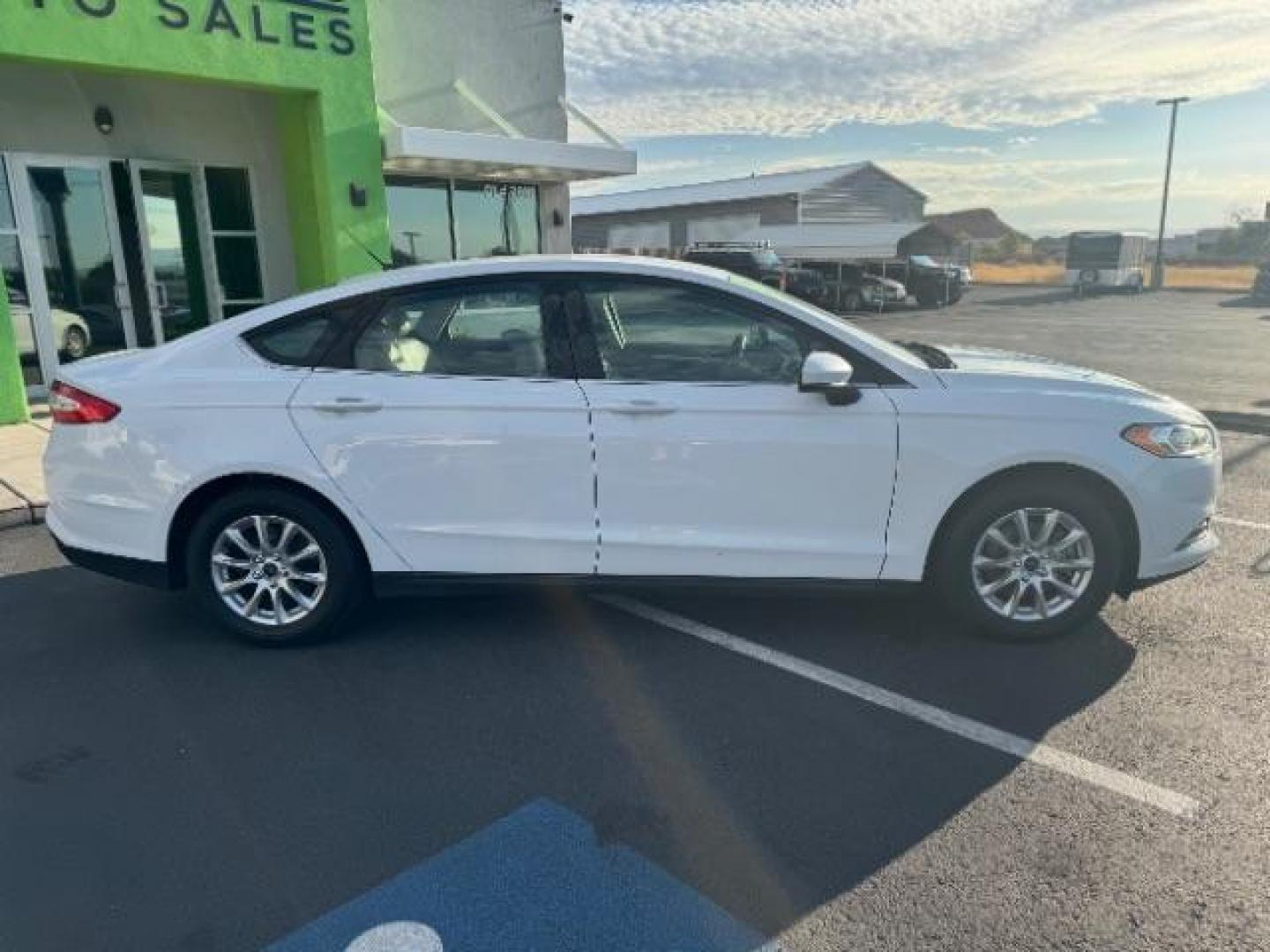 2015 Oxford White /Earth Gray Ford Fusion S (3FA6P0G76FR) with an 2.5L L4 DOHC 16V engine, 6-Speed Automatic transmission, located at 1865 East Red Hills Pkwy, St. George, 84770, (435) 628-0023, 37.120850, -113.543640 - Photo#7