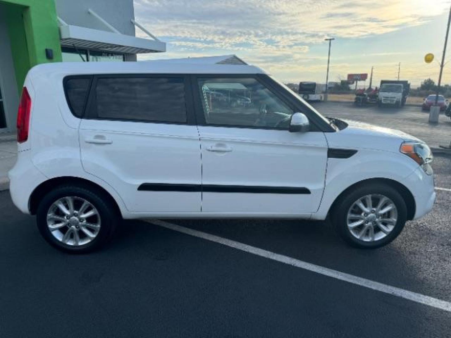 2012 White /Sand/Black Cloth Interior Kia Soul ! (KNDJT2A61C7) with an 2.0L L4 DOHC 16V engine, located at 940 North Main Street, Cedar City, UT, 84720, (435) 628-0023, 37.692936, -113.061897 - Photo#6