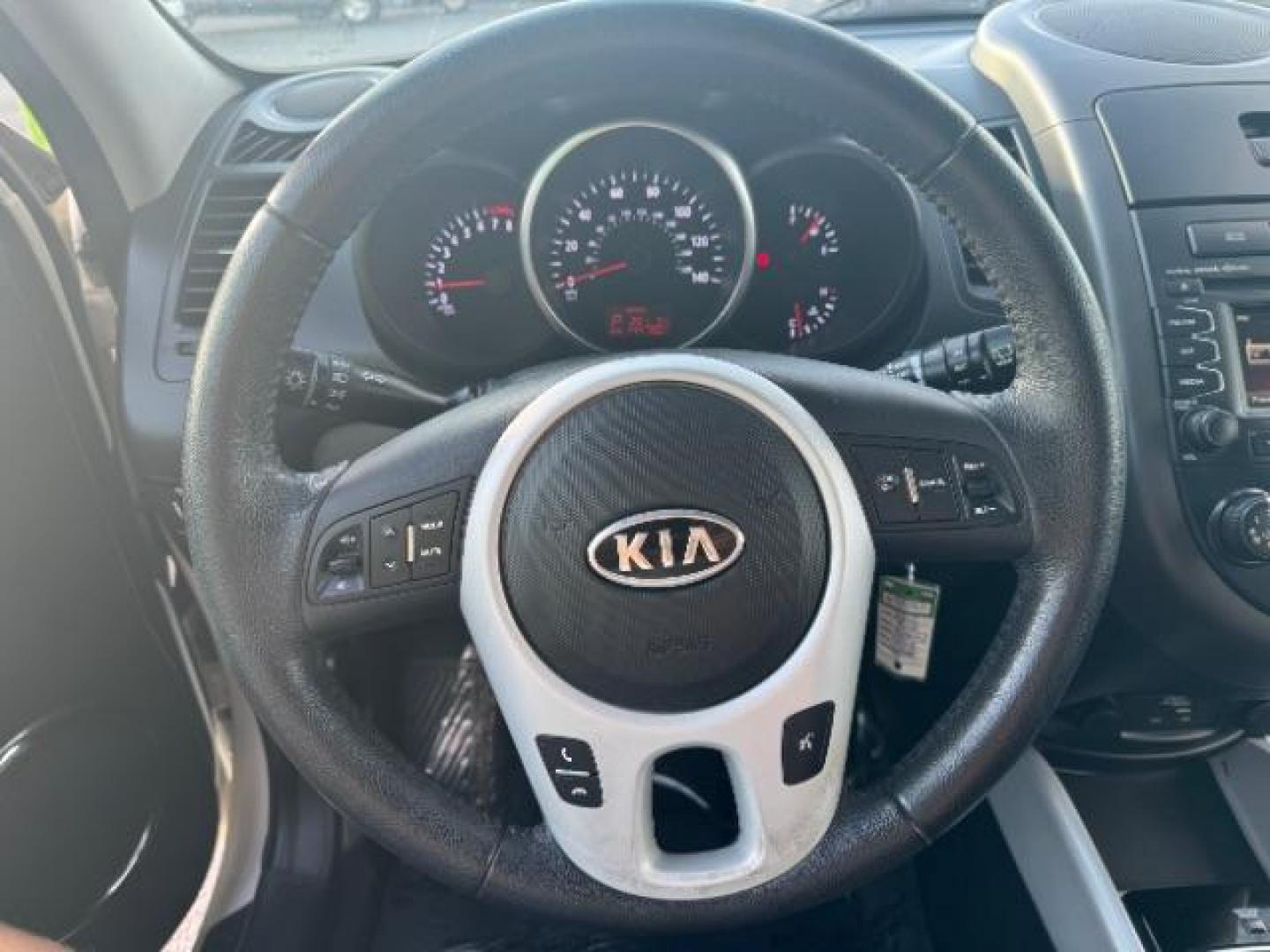 2012 White /Sand/Black Cloth Interior Kia Soul ! (KNDJT2A61C7) with an 2.0L L4 DOHC 16V engine, located at 940 North Main Street, Cedar City, UT, 84720, (435) 628-0023, 37.692936, -113.061897 - Photo#16