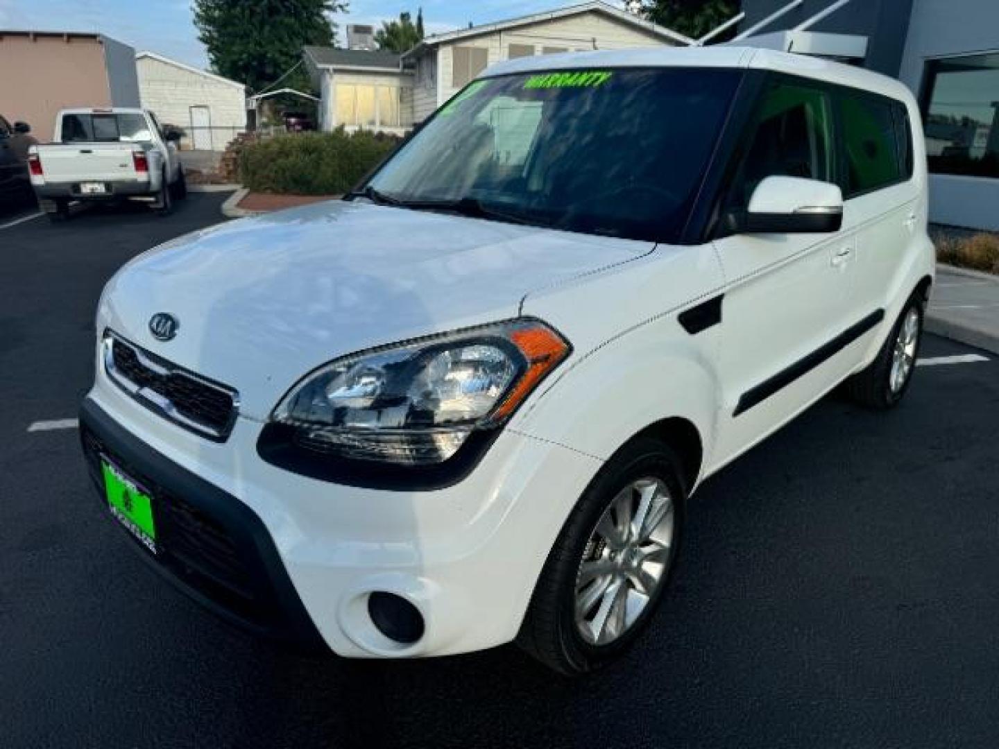 2012 White /Sand/Black Cloth Interior Kia Soul ! (KNDJT2A61C7) with an 2.0L L4 DOHC 16V engine, located at 940 North Main Street, Cedar City, UT, 84720, (435) 628-0023, 37.692936, -113.061897 - Photo#4