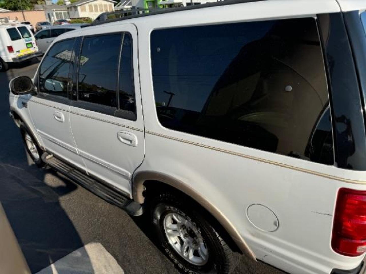 1998 Oxford White Clearcoat /Medium Prairie Tan Leather Ford Expedition Eddie Bauer 4WD (1FMPU18L6WL) with an 5.4L V8 SOHC 16V engine, 4-Speed Automatic transmission, located at 1865 East Red Hills Pkwy, St. George, 84770, (435) 628-0023, 37.120850, -113.543640 - Photo#3