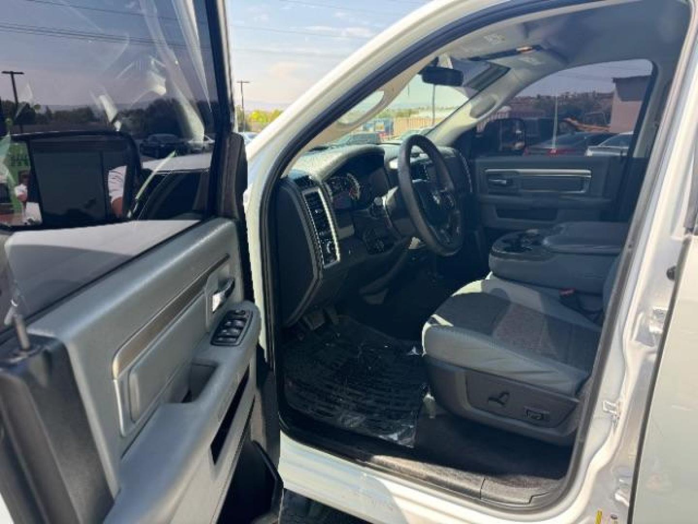 2017 White /Black/Diesel Gray, cloth RAM 1500 SLT Crew Cab SWB 4WD (1C6RR7LT5HS) with an 5.7L V8 OHV 16V engine, 8-Speed Automatic transmission, located at 1865 East Red Hills Pkwy, St. George, 84770, (435) 628-0023, 37.120850, -113.543640 - We specialize in helping ALL people get the best financing available. No matter your credit score, good, bad or none we can get you an amazing rate. Had a bankruptcy, divorce, or repossessions? We give you the green light to get your credit back on the road. Low down and affordable payments that fit - Photo#12