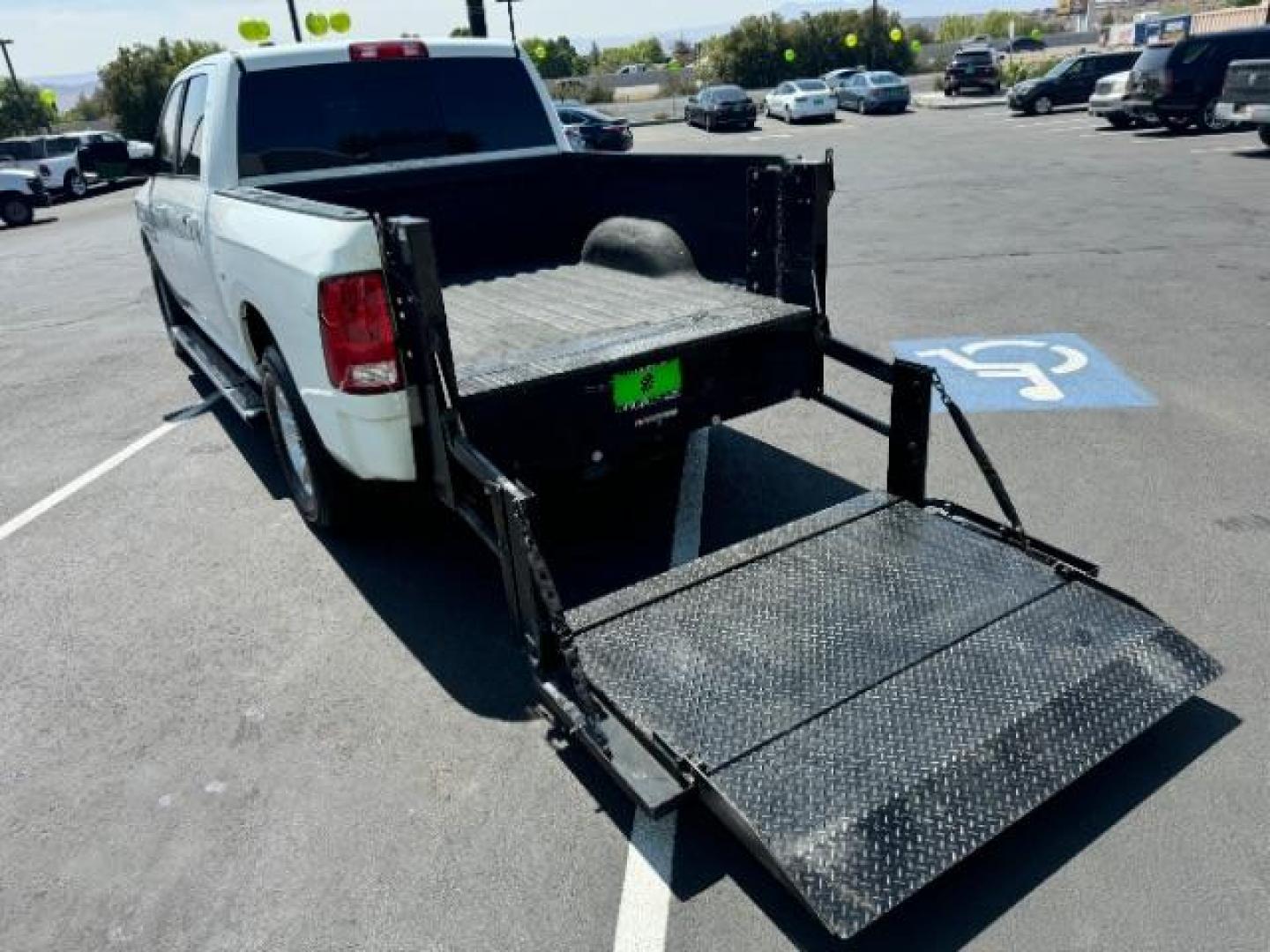 2017 White /Black/Diesel Gray, cloth RAM 1500 SLT Crew Cab SWB 4WD (1C6RR7LT5HS) with an 5.7L V8 OHV 16V engine, 8-Speed Automatic transmission, located at 1865 East Red Hills Pkwy, St. George, 84770, (435) 628-0023, 37.120850, -113.543640 - We specialize in helping ALL people get the best financing available. No matter your credit score, good, bad or none we can get you an amazing rate. Had a bankruptcy, divorce, or repossessions? We give you the green light to get your credit back on the road. Low down and affordable payments that fit - Photo#37