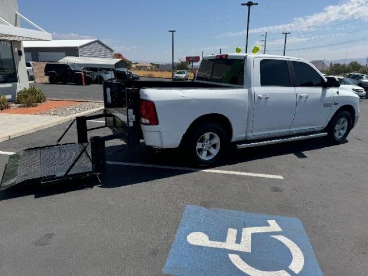 2017 White /Black/Diesel Gray, cloth RAM 1500 SLT Crew Cab SWB 4WD (1C6RR7LT5HS) with an 5.7L V8 OHV 16V engine, 8-Speed Automatic transmission, located at 1865 East Red Hills Pkwy, St. George, 84770, (435) 628-0023, 37.120850, -113.543640 - We specialize in helping ALL people get the best financing available. No matter your credit score, good, bad or none we can get you an amazing rate. Had a bankruptcy, divorce, or repossessions? We give you the green light to get your credit back on the road. Low down and affordable payments that fit - Photo#38