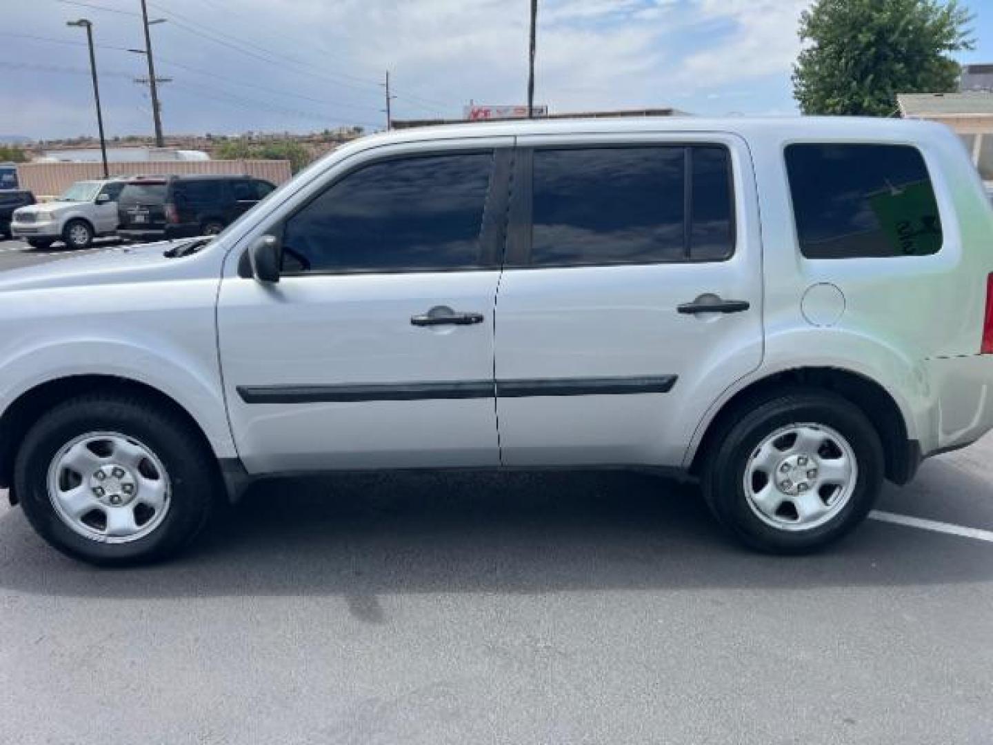 2011 Alabaster Silver Metallic /Gray Cloth Interior Honda Pilot LX 2WD 5-Spd AT (5FNYF3H23BB) with an 3.5L V6 SOHC 24V engine, 5-Speed Automatic transmission, located at 1865 East Red Hills Pkwy, St. George, 84770, (435) 628-0023, 37.120850, -113.543640 - Photo#3