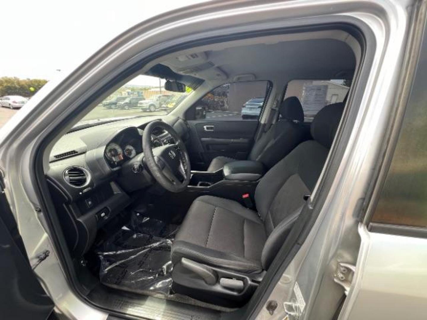 2011 Alabaster Silver Metallic /Gray Cloth Interior Honda Pilot LX 2WD 5-Spd AT (5FNYF3H23BB) with an 3.5L V6 SOHC 24V engine, 5-Speed Automatic transmission, located at 1865 East Red Hills Pkwy, St. George, 84770, (435) 628-0023, 37.120850, -113.543640 - Photo#11