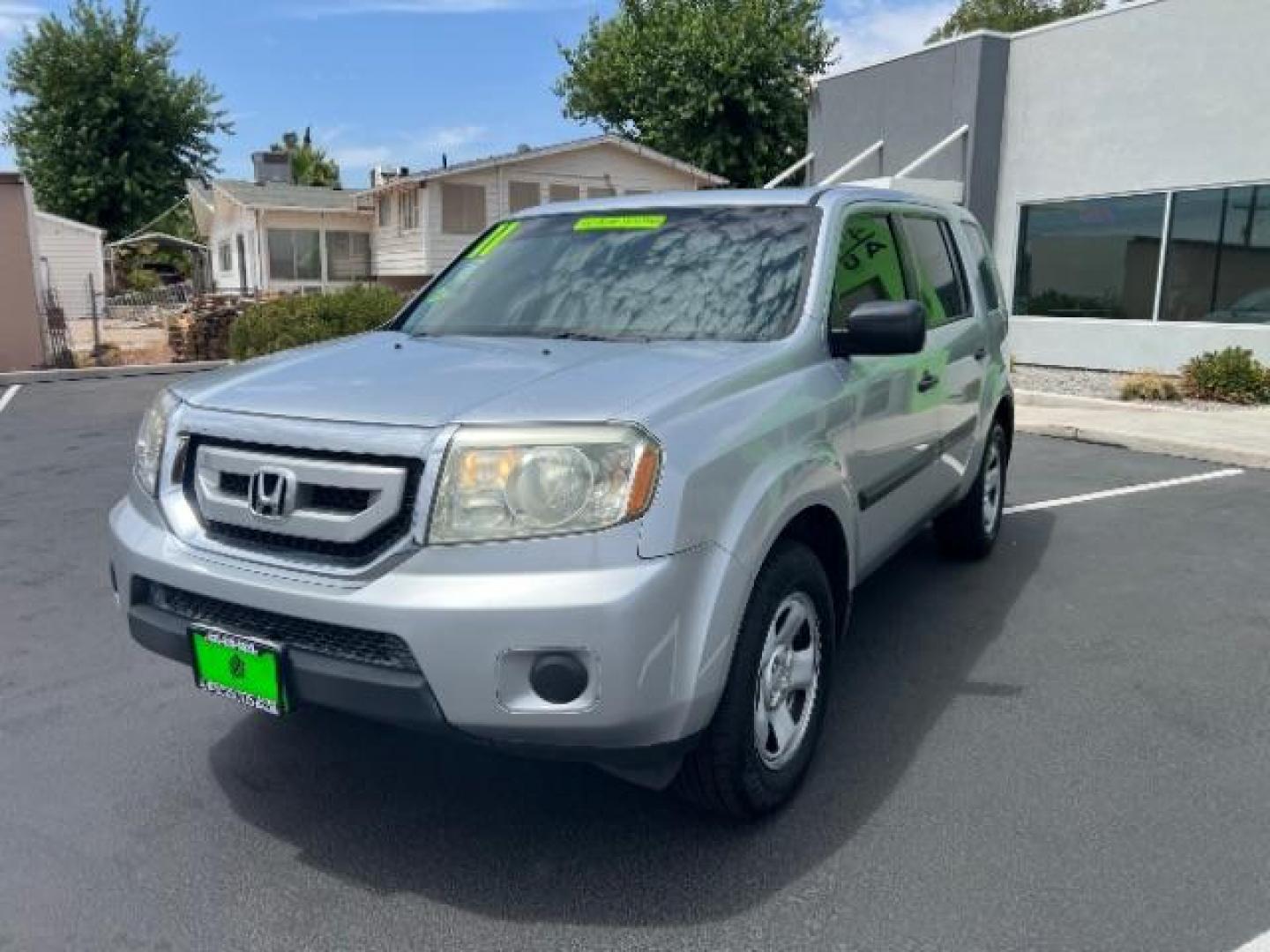 2011 Alabaster Silver Metallic /Gray Cloth Interior Honda Pilot LX 2WD 5-Spd AT (5FNYF3H23BB) with an 3.5L V6 SOHC 24V engine, 5-Speed Automatic transmission, located at 1865 East Red Hills Pkwy, St. George, 84770, (435) 628-0023, 37.120850, -113.543640 - Photo#2