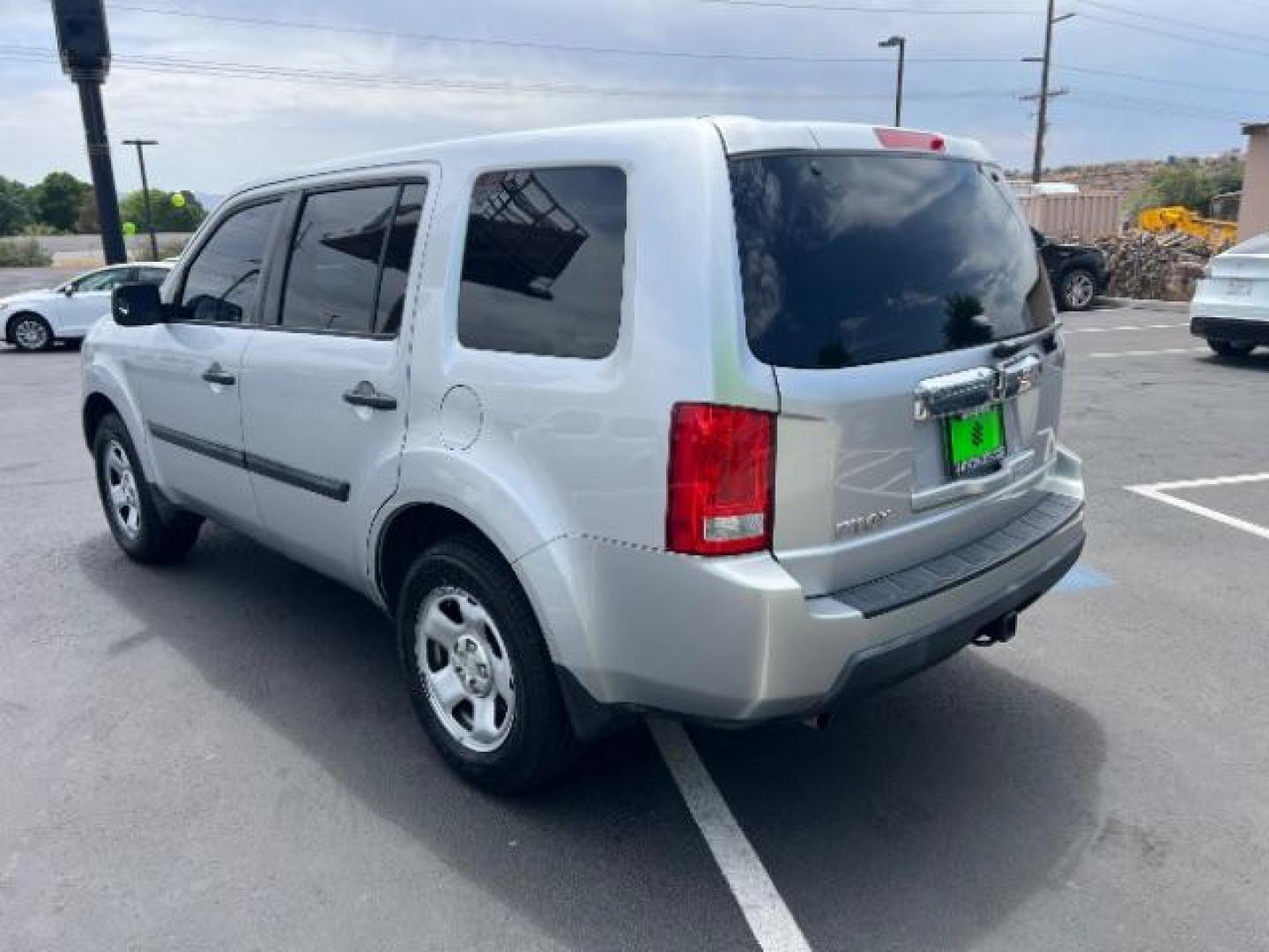 2011 Alabaster Silver Metallic /Gray Cloth Interior Honda Pilot LX 2WD 5-Spd AT (5FNYF3H23BB) with an 3.5L V6 SOHC 24V engine, 5-Speed Automatic transmission, located at 1865 East Red Hills Pkwy, St. George, 84770, (435) 628-0023, 37.120850, -113.543640 - Photo#4