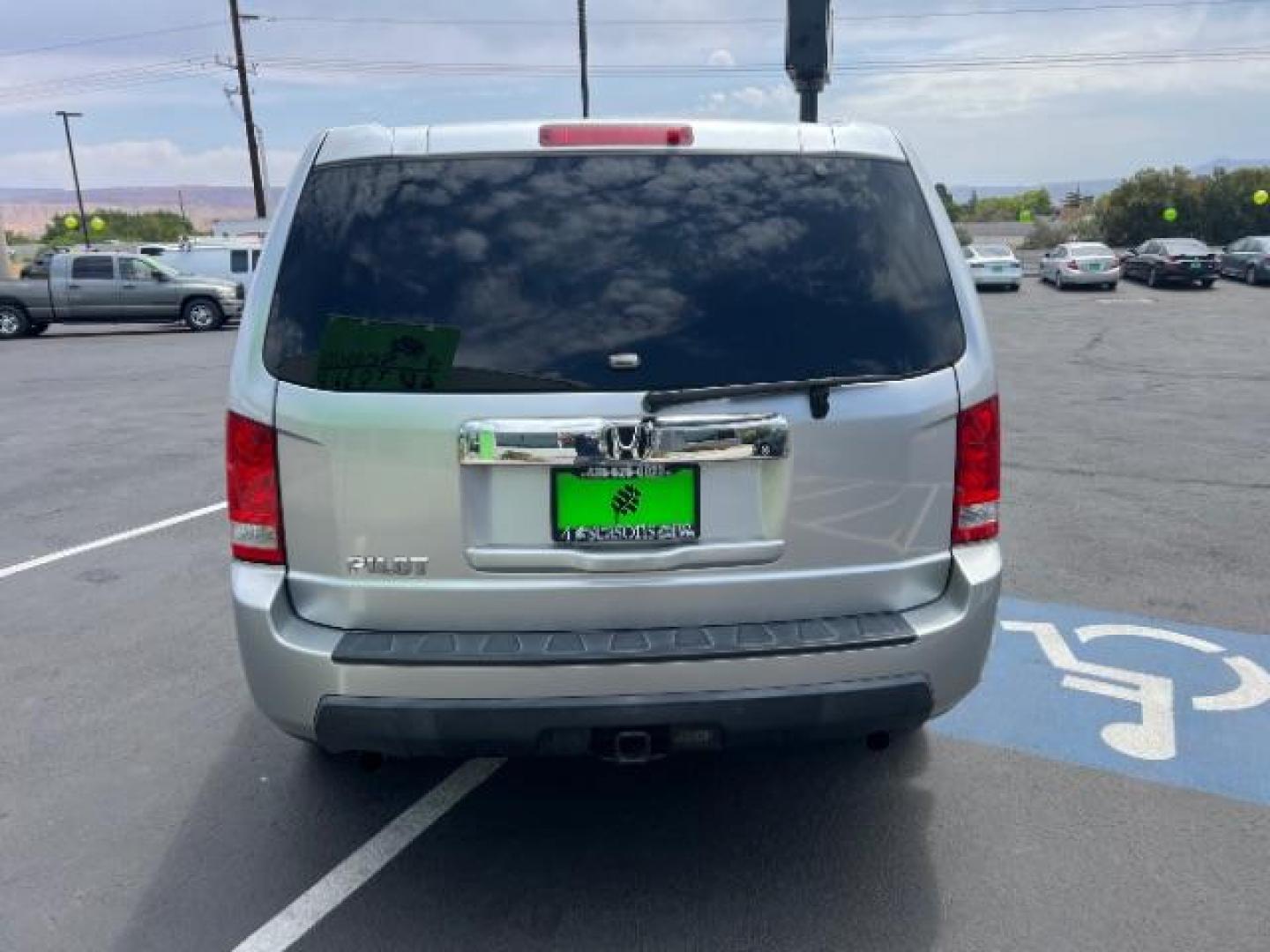 2011 Alabaster Silver Metallic /Gray Cloth Interior Honda Pilot LX 2WD 5-Spd AT (5FNYF3H23BB) with an 3.5L V6 SOHC 24V engine, 5-Speed Automatic transmission, located at 1865 East Red Hills Pkwy, St. George, 84770, (435) 628-0023, 37.120850, -113.543640 - Photo#5