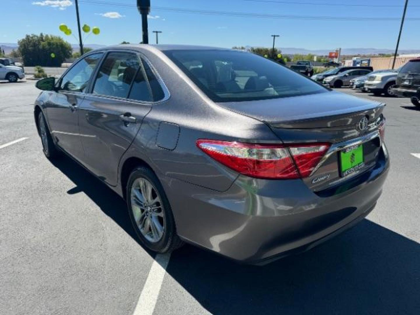 2015 Predawn Gray Mica /Black, leatherette/cloth Toyota Camry SE (4T1BF1FK3FU) with an 2.5L L4 DOHC 16V engine, 6-Speed Automatic transmission, located at 940 North Main Street, Cedar City, UT, 84720, (435) 628-0023, 37.692936, -113.061897 - Photo#4