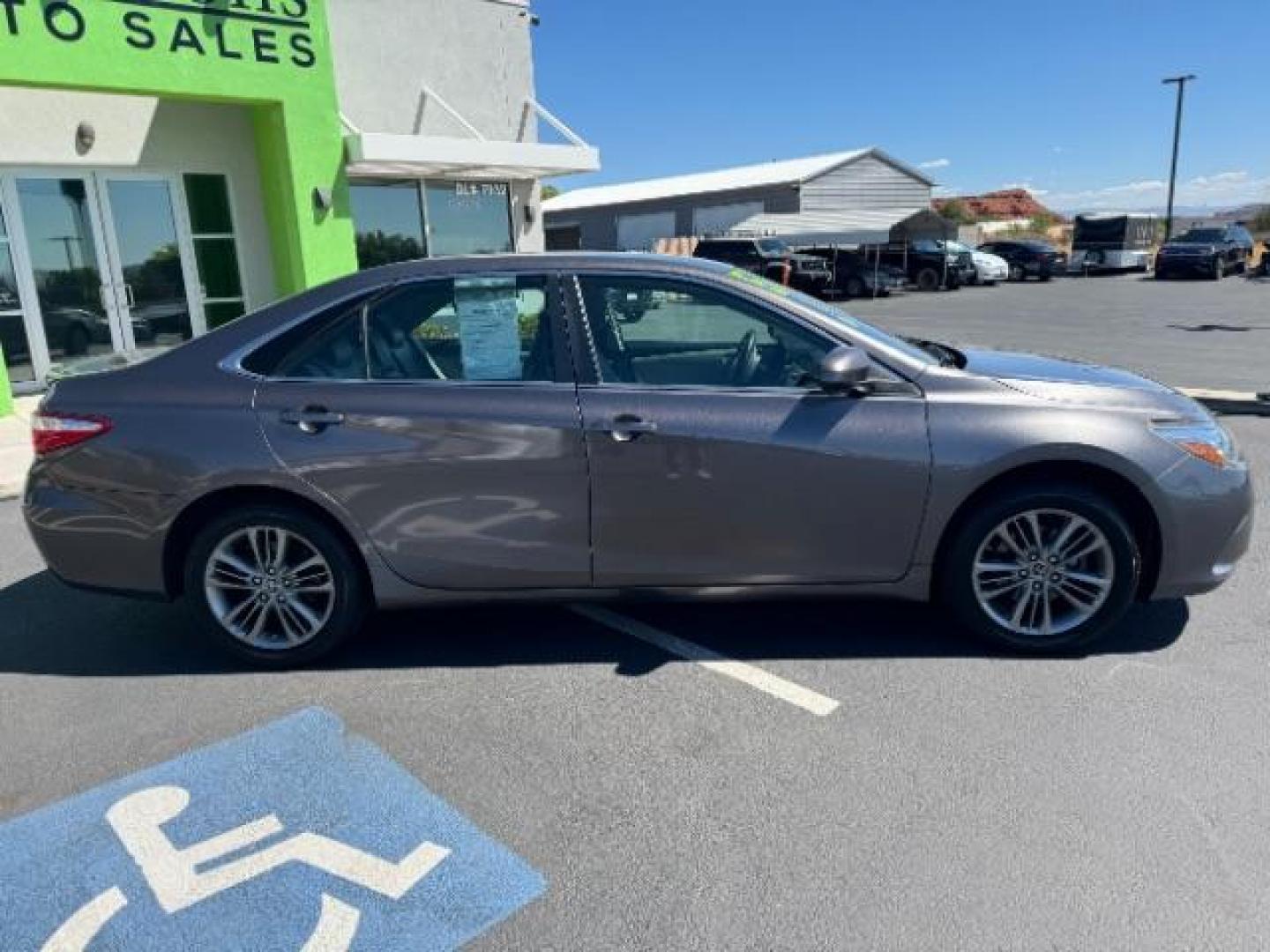 2015 Predawn Gray Mica /Black, leatherette/cloth Toyota Camry SE (4T1BF1FK3FU) with an 2.5L L4 DOHC 16V engine, 6-Speed Automatic transmission, located at 940 North Main Street, Cedar City, UT, 84720, (435) 628-0023, 37.692936, -113.061897 - Photo#7