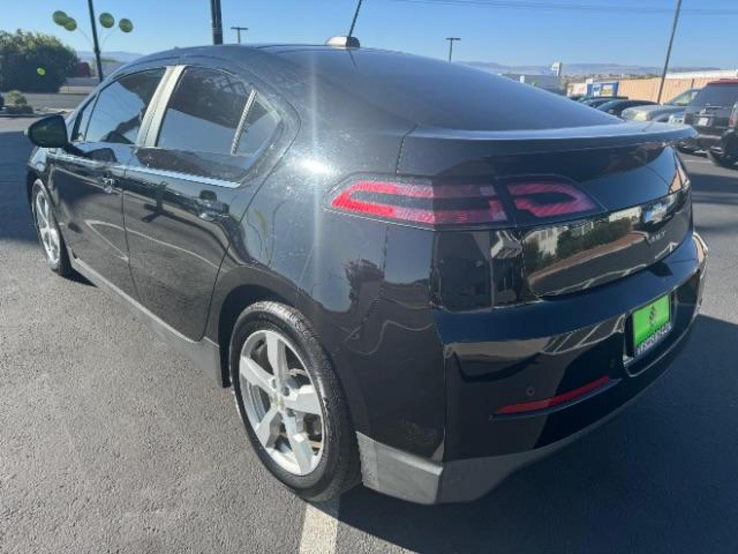 2015 Black /Jet Black/Dark Accents Chevrolet Volt Premium w/ Navigation (1G1RD6E48FU) with an 1.4L L4 DOHC 16V PLUG-IN HYBRID engine, Continuously Variable Transmission transmission, located at 940 North Main Street, Cedar City, UT, 84720, (435) 628-0023, 37.692936, -113.061897 - Photo#4