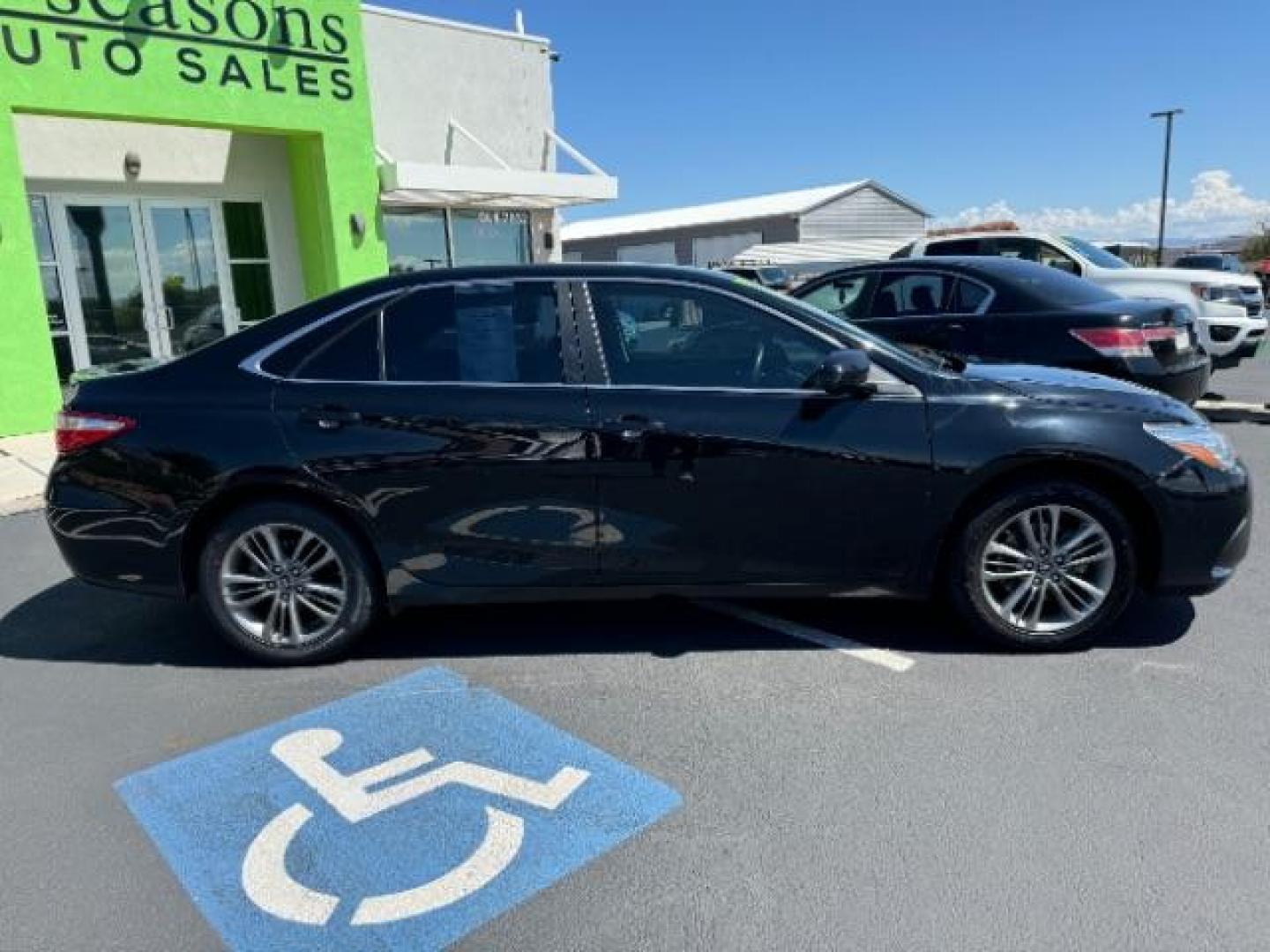 2017 Midnight Black Metallic /Black, leatherette/cloth Toyota Camry SE (4T1BF1FK6HU) with an 2.5L L4 DOHC 16V engine, 6-Speed Automatic transmission, located at 1865 East Red Hills Pkwy, St. George, 84770, (435) 628-0023, 37.120850, -113.543640 - We specialize in helping ALL people get the best financing available. No matter your credit score, good, bad or none we can get you an amazing rate. Had a bankruptcy, divorce, or repossessions? We give you the green light to get your credit back on the road. Low down and affordable payments that fit - Photo#7