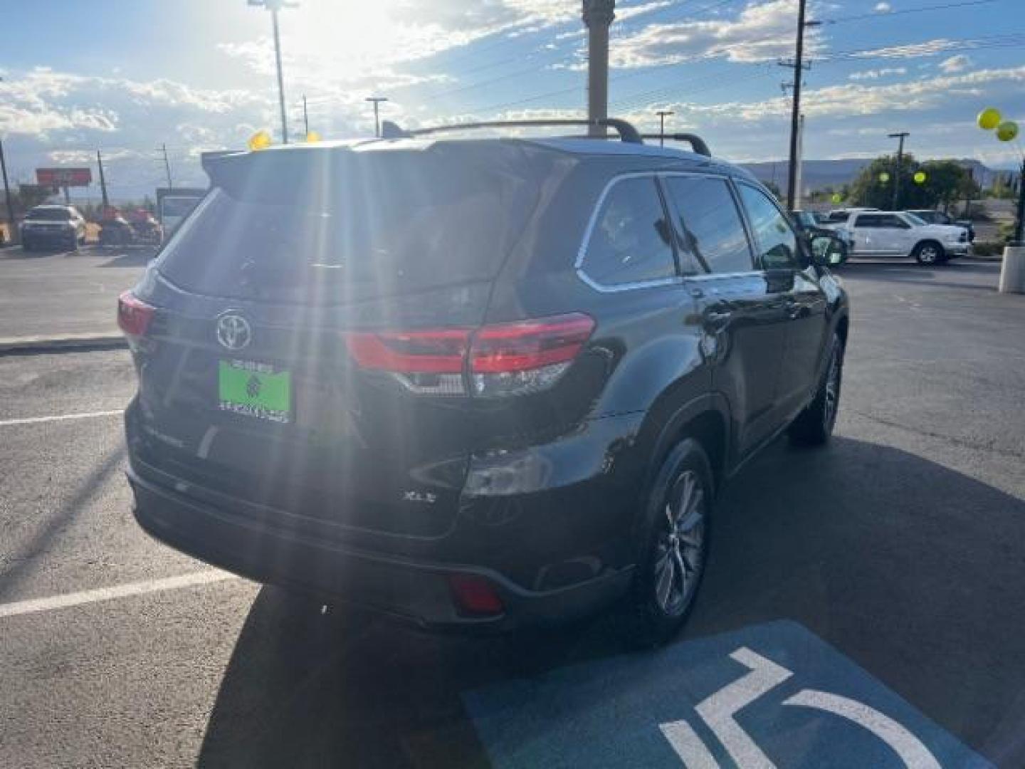 2018 Midnight Black Metallic /Black, leather Toyota Highlander SE FWD V6 (5TDKZRFH8JS) with an 3.5L V6 DOHC 24V engine, 6-Speed Automatic transmission, located at 1865 East Red Hills Pkwy, St. George, 84770, (435) 628-0023, 37.120850, -113.543640 - We specialize in helping ALL people get the best financing available. No matter your credit score, good, bad or none we can get you an amazing rate. Had a bankruptcy, divorce, or repossessions? We give you the green light to get your credit back on the road. Low down and affordable payments that fit - Photo#6