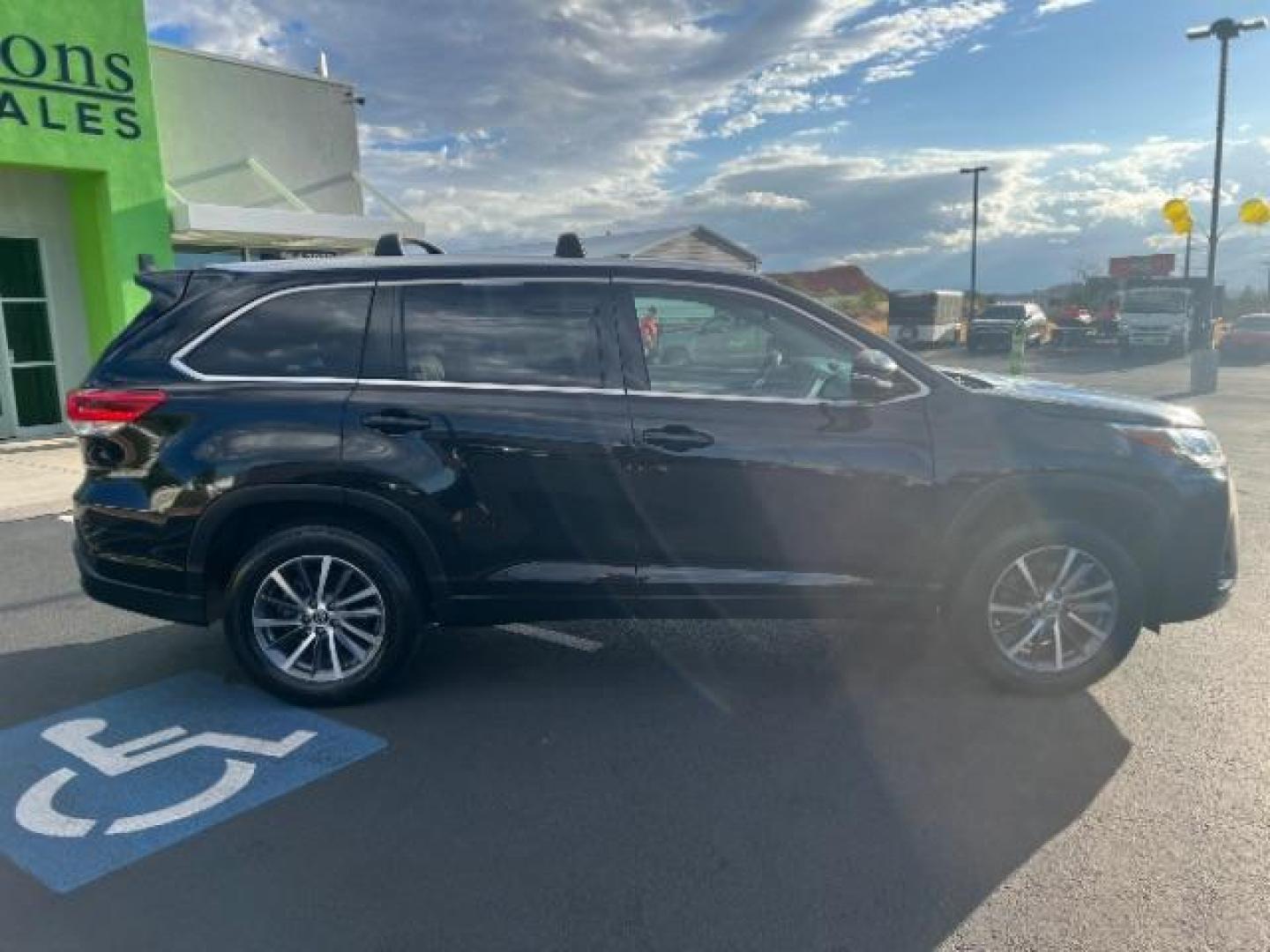 2018 Midnight Black Metallic /Black, leather Toyota Highlander SE FWD V6 (5TDKZRFH8JS) with an 3.5L V6 DOHC 24V engine, 6-Speed Automatic transmission, located at 1865 East Red Hills Pkwy, St. George, 84770, (435) 628-0023, 37.120850, -113.543640 - We specialize in helping ALL people get the best financing available. No matter your credit score, good, bad or none we can get you an amazing rate. Had a bankruptcy, divorce, or repossessions? We give you the green light to get your credit back on the road. Low down and affordable payments that fit - Photo#7