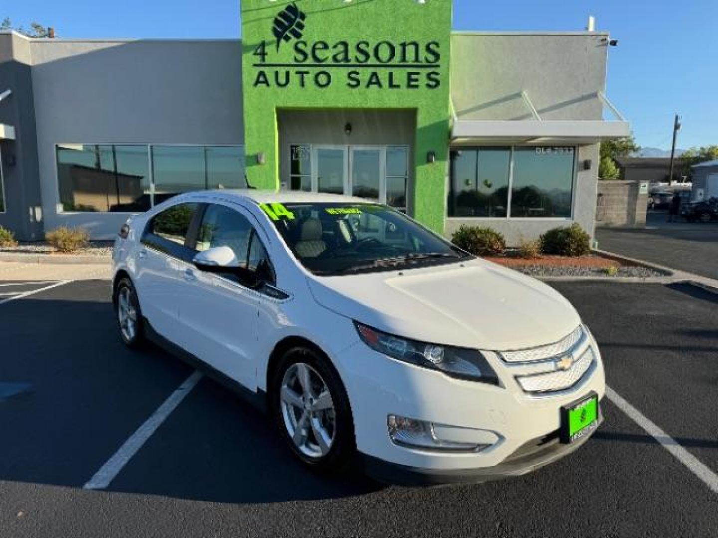 2014 White /Black Cloth Interior Chevrolet Volt Standard w/ LEP (1G1RE6E42EU) with an 1.4L L4 DOHC 16V PLUG-IN HYBRID engine, Continuously Variable Transmission transmission, located at 1865 East Red Hills Pkwy, St. George, 84770, (435) 628-0023, 37.120850, -113.543640 - ***This vehicle qualifies for the EV/Hybrid tax rebate of up to $4,000*** We are setup with the IRS to recieve direct payments within 72 hours. We file the rebate online with IRS and can credit it to your down payment, reduce the sales price OR give you cashback!! These cars will not last and can o - Photo#0