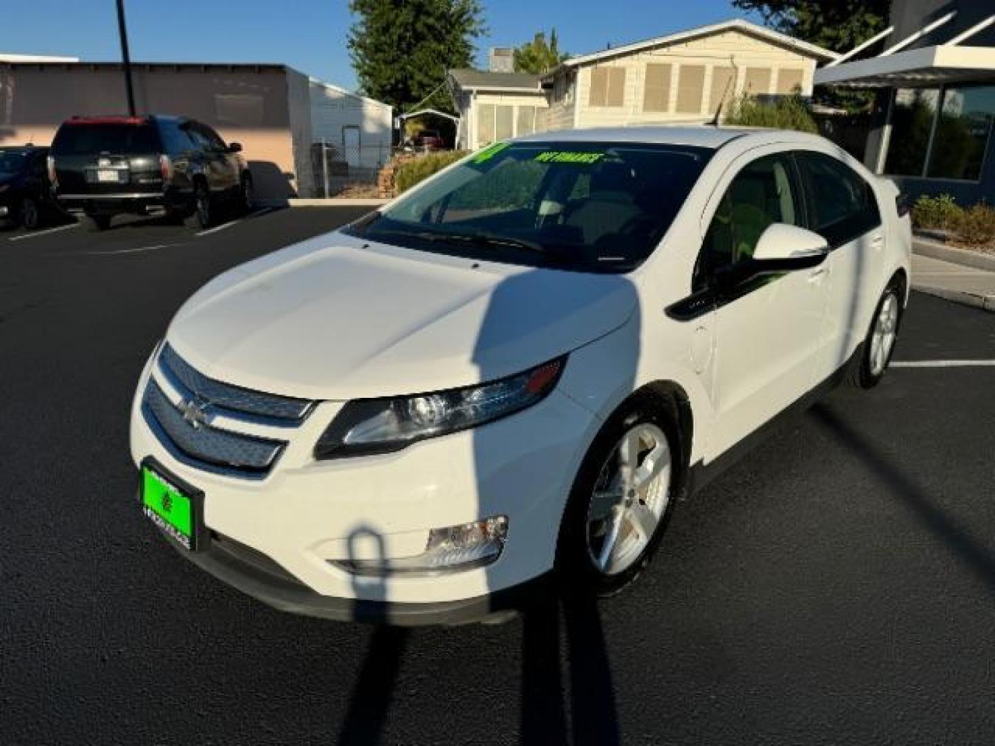 2014 White /Black Cloth Interior Chevrolet Volt Standard w/ LEP (1G1RE6E42EU) with an 1.4L L4 DOHC 16V PLUG-IN HYBRID engine, Continuously Variable Transmission transmission, located at 1865 East Red Hills Pkwy, St. George, 84770, (435) 628-0023, 37.120850, -113.543640 - ***This vehicle qualifies for the EV/Hybrid tax rebate of up to $4,000*** We are setup with the IRS to recieve direct payments within 72 hours. We file the rebate online with IRS and can credit it to your down payment, reduce the sales price OR give you cashback!! These cars will not last and can o - Photo#3