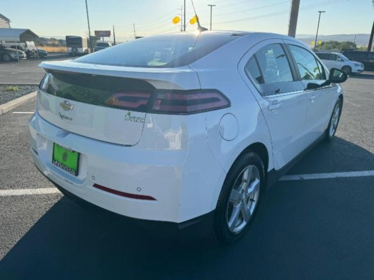 2014 White /Black Cloth Interior Chevrolet Volt Standard w/ LEP (1G1RE6E42EU) with an 1.4L L4 DOHC 16V PLUG-IN HYBRID engine, Continuously Variable Transmission transmission, located at 1865 East Red Hills Pkwy, St. George, 84770, (435) 628-0023, 37.120850, -113.543640 - ***This vehicle qualifies for the EV/Hybrid tax rebate of up to $4,000*** We are setup with the IRS to recieve direct payments within 72 hours. We file the rebate online with IRS and can credit it to your down payment, reduce the sales price OR give you cashback!! These cars will not last and can o - Photo#6