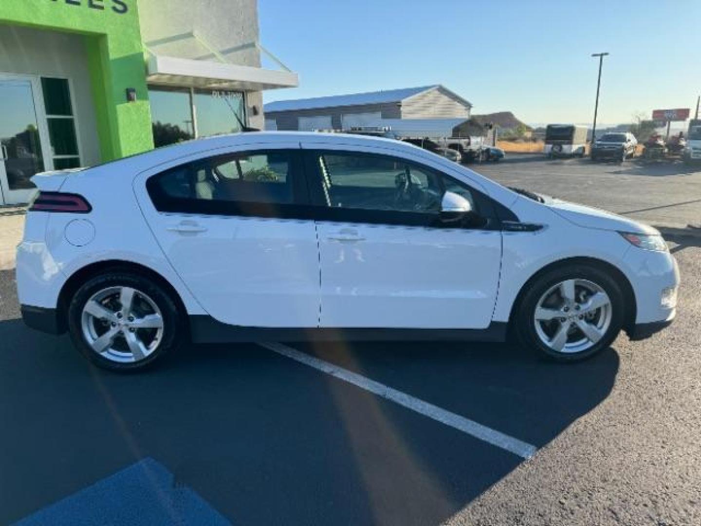 2014 White /Black Cloth Interior Chevrolet Volt Standard w/ LEP (1G1RE6E42EU) with an 1.4L L4 DOHC 16V PLUG-IN HYBRID engine, Continuously Variable Transmission transmission, located at 1865 East Red Hills Pkwy, St. George, 84770, (435) 628-0023, 37.120850, -113.543640 - ***This vehicle qualifies for the EV/Hybrid tax rebate of up to $4,000*** We are setup with the IRS to recieve direct payments within 72 hours. We file the rebate online with IRS and can credit it to your down payment, reduce the sales price OR give you cashback!! These cars will not last and can o - Photo#7