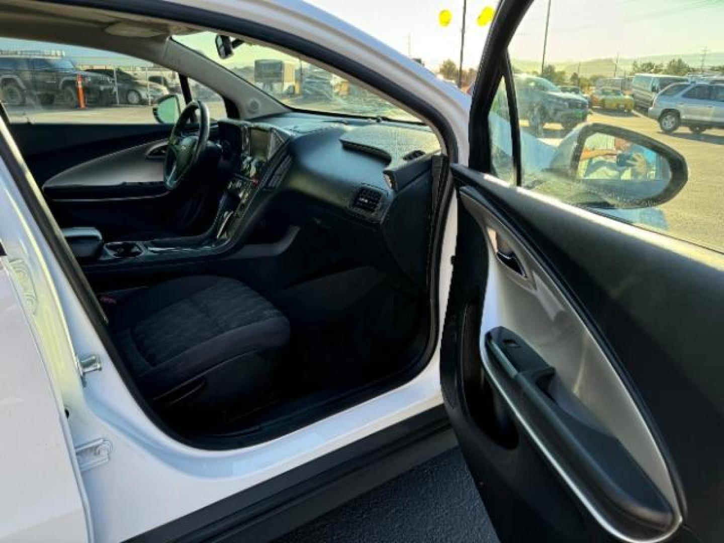 2014 White /Black Cloth Interior Chevrolet Volt Standard w/ LEP (1G1RE6E42EU) with an 1.4L L4 DOHC 16V PLUG-IN HYBRID engine, Continuously Variable Transmission transmission, located at 1865 East Red Hills Pkwy, St. George, 84770, (435) 628-0023, 37.120850, -113.543640 - Photo#33