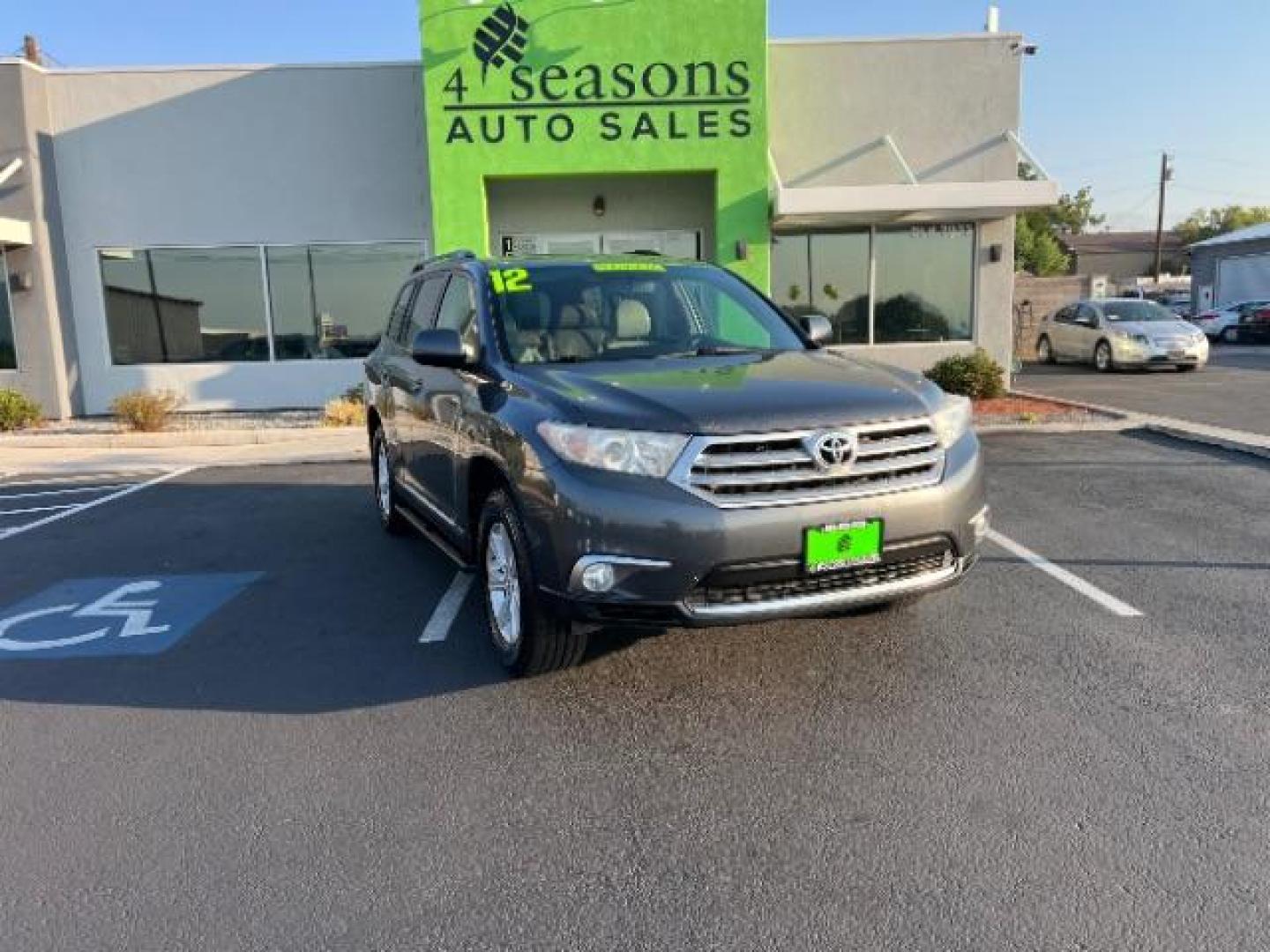 2012 Magnetic Gray Metallic /Sand Beige Cloth Interior Toyota Highlander Base 4WD (5TDBK3EH6CS) with an 3.5L V6 DOHC 24V engine, 5-Speed Automatic transmission, located at 1865 East Red Hills Pkwy, St. George, 84770, (435) 628-0023, 37.120850, -113.543640 - Photo#0