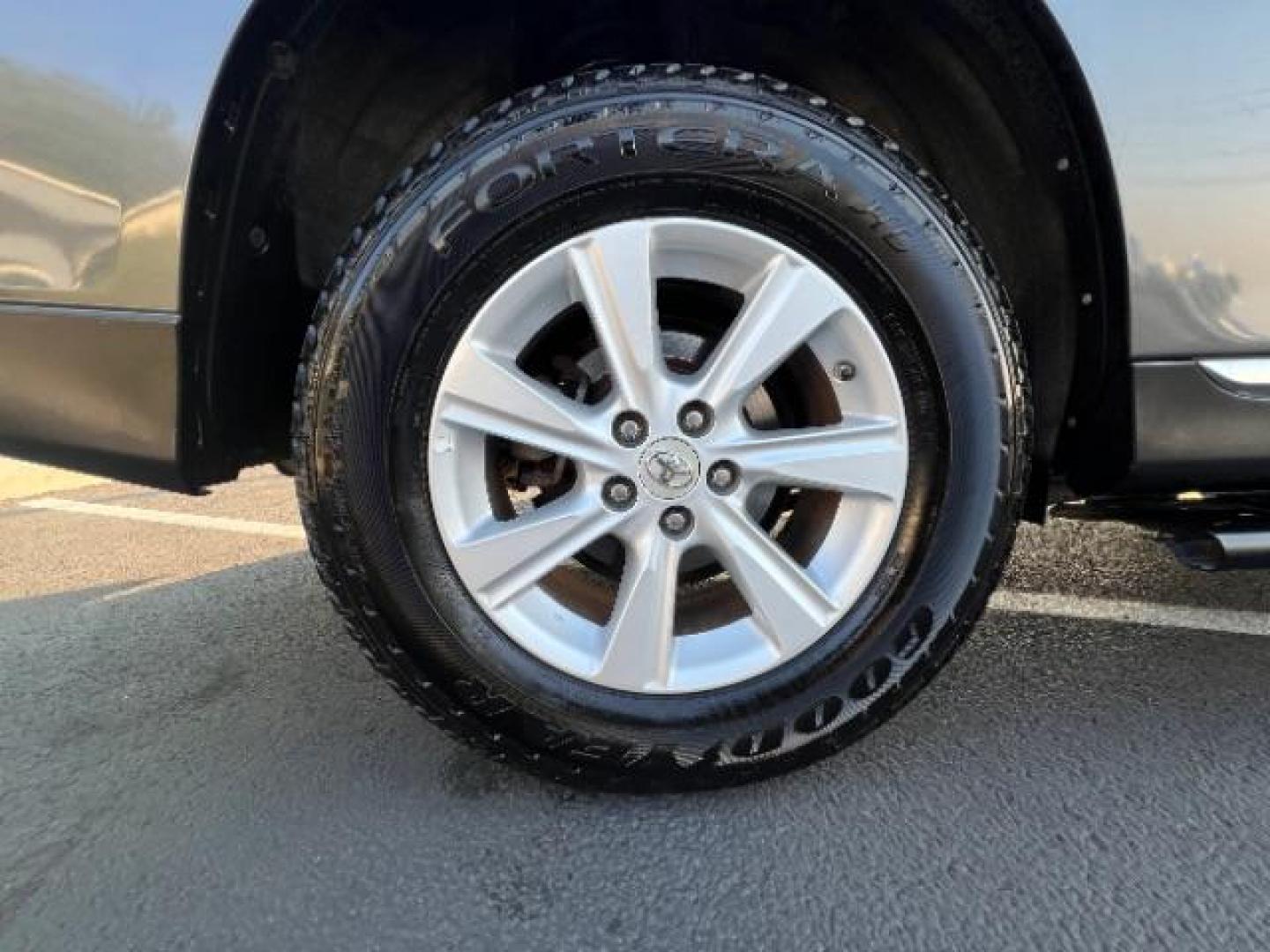 2012 Magnetic Gray Metallic /Sand Beige Cloth Interior Toyota Highlander Base 4WD (5TDBK3EH6CS) with an 3.5L V6 DOHC 24V engine, 5-Speed Automatic transmission, located at 1865 East Red Hills Pkwy, St. George, 84770, (435) 628-0023, 37.120850, -113.543640 - Photo#9