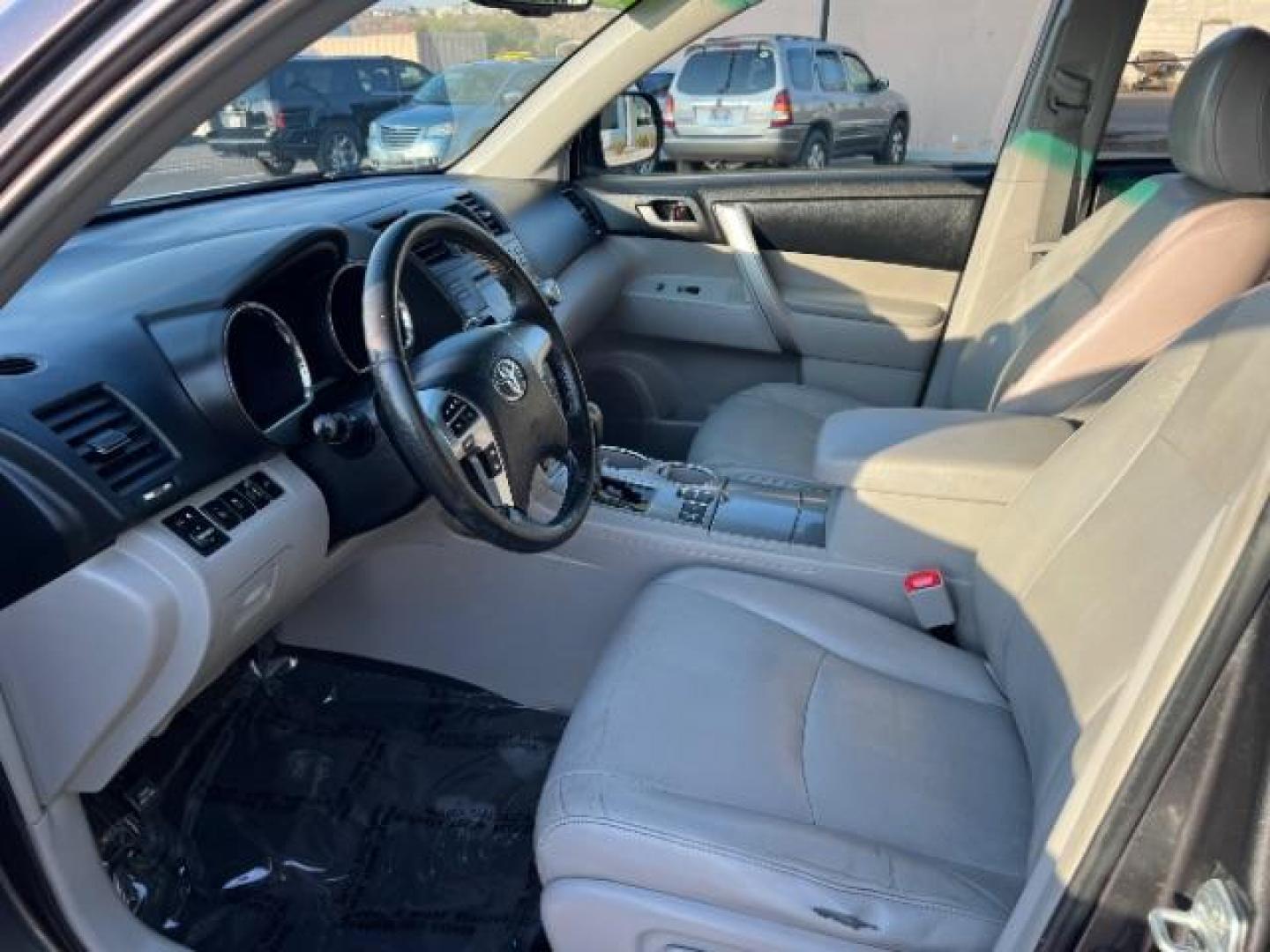 2012 Magnetic Gray Metallic /Sand Beige Cloth Interior Toyota Highlander Base 4WD (5TDBK3EH6CS) with an 3.5L V6 DOHC 24V engine, 5-Speed Automatic transmission, located at 1865 East Red Hills Pkwy, St. George, 84770, (435) 628-0023, 37.120850, -113.543640 - Photo#12