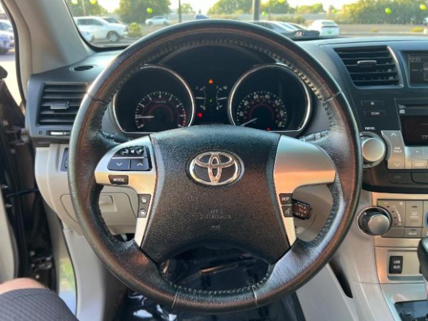 2012 Magnetic Gray Metallic /Sand Beige Cloth Interior Toyota Highlander Base 4WD (5TDBK3EH6CS) with an 3.5L V6 DOHC 24V engine, 5-Speed Automatic transmission, located at 1865 East Red Hills Pkwy, St. George, 84770, (435) 628-0023, 37.120850, -113.543640 - Photo#14