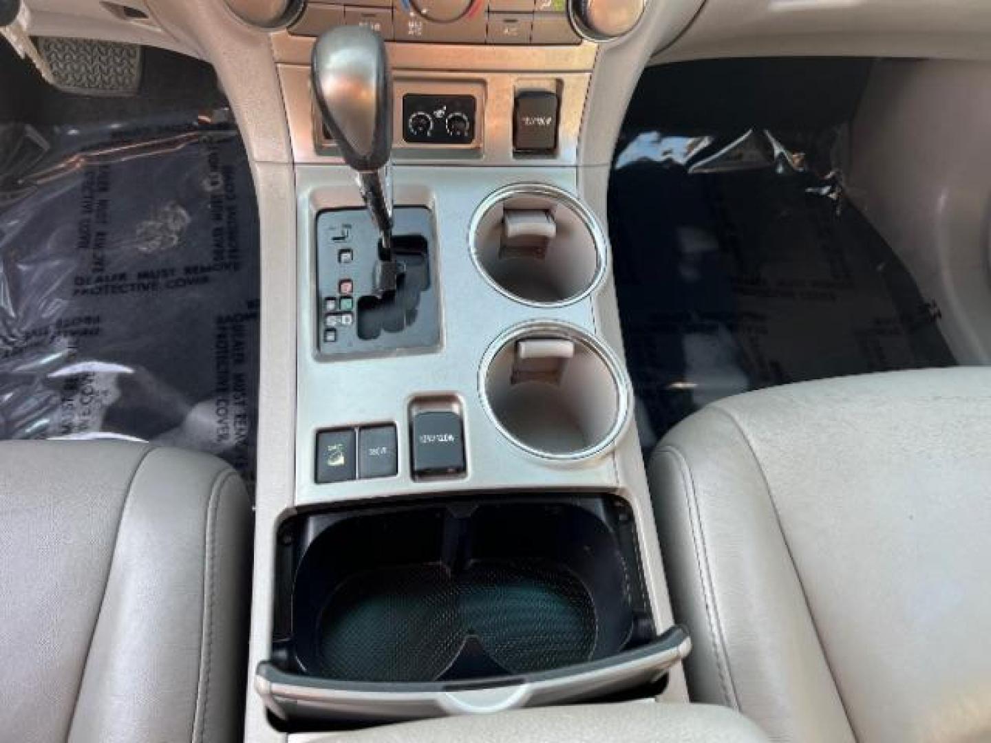 2012 Magnetic Gray Metallic /Sand Beige Cloth Interior Toyota Highlander Base 4WD (5TDBK3EH6CS) with an 3.5L V6 DOHC 24V engine, 5-Speed Automatic transmission, located at 1865 East Red Hills Pkwy, St. George, 84770, (435) 628-0023, 37.120850, -113.543640 - Photo#18