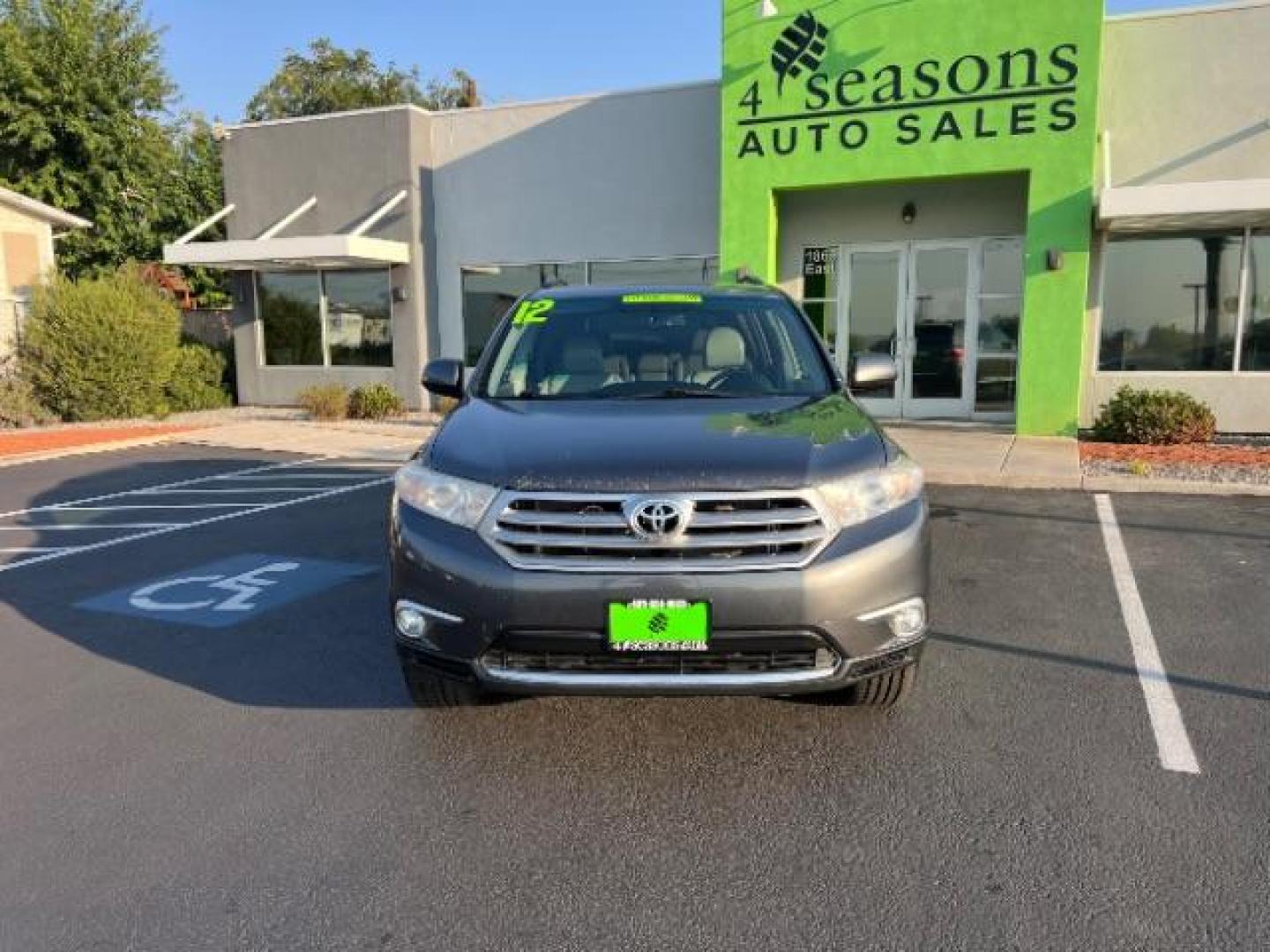 2012 Magnetic Gray Metallic /Sand Beige Cloth Interior Toyota Highlander Base 4WD (5TDBK3EH6CS) with an 3.5L V6 DOHC 24V engine, 5-Speed Automatic transmission, located at 1865 East Red Hills Pkwy, St. George, 84770, (435) 628-0023, 37.120850, -113.543640 - Photo#1