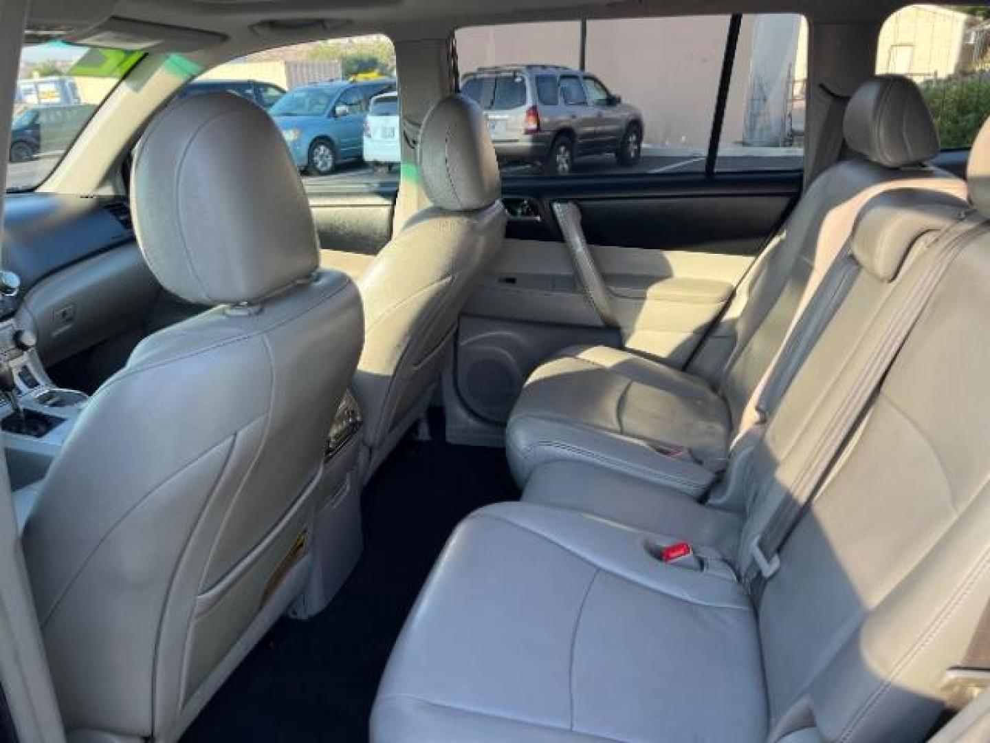 2012 Magnetic Gray Metallic /Sand Beige Cloth Interior Toyota Highlander Base 4WD (5TDBK3EH6CS) with an 3.5L V6 DOHC 24V engine, 5-Speed Automatic transmission, located at 1865 East Red Hills Pkwy, St. George, 84770, (435) 628-0023, 37.120850, -113.543640 - Photo#20