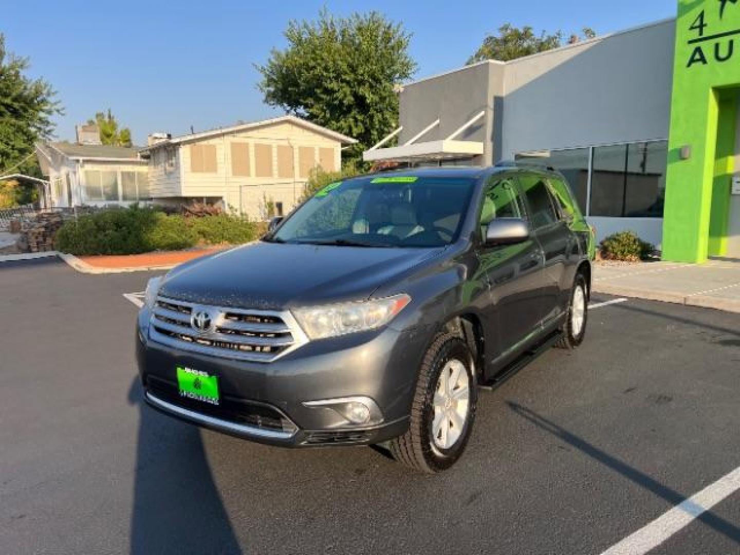 2012 Magnetic Gray Metallic /Sand Beige Cloth Interior Toyota Highlander Base 4WD (5TDBK3EH6CS) with an 3.5L V6 DOHC 24V engine, 5-Speed Automatic transmission, located at 1865 East Red Hills Pkwy, St. George, 84770, (435) 628-0023, 37.120850, -113.543640 - Photo#2