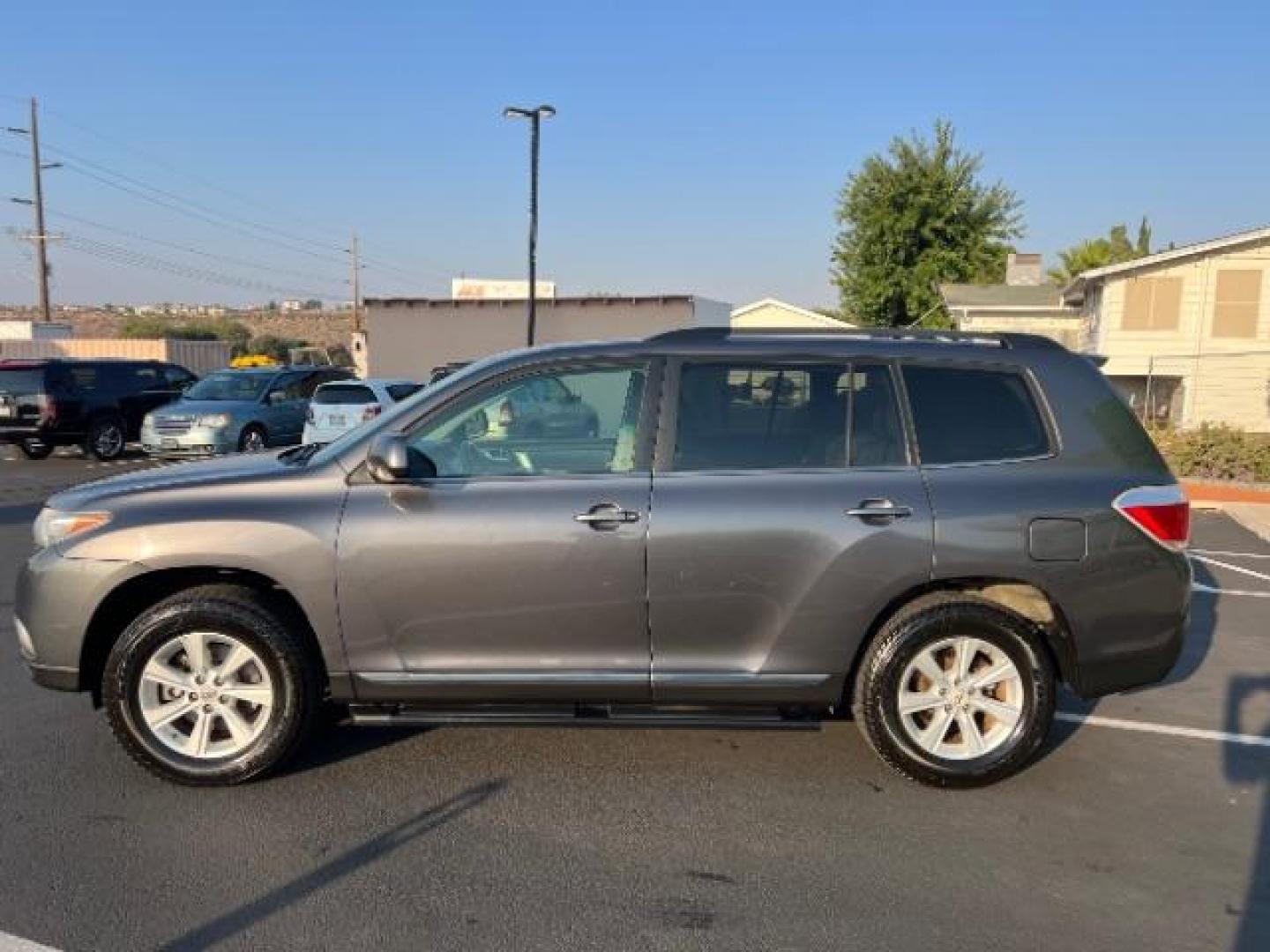 2012 Magnetic Gray Metallic /Sand Beige Cloth Interior Toyota Highlander Base 4WD (5TDBK3EH6CS) with an 3.5L V6 DOHC 24V engine, 5-Speed Automatic transmission, located at 1865 East Red Hills Pkwy, St. George, 84770, (435) 628-0023, 37.120850, -113.543640 - Photo#3