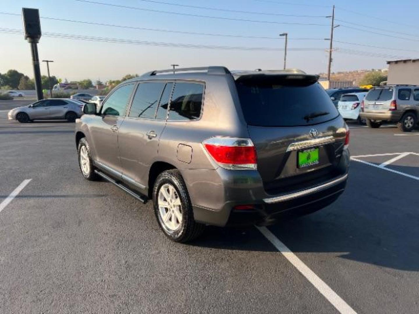 2012 Magnetic Gray Metallic /Sand Beige Cloth Interior Toyota Highlander Base 4WD (5TDBK3EH6CS) with an 3.5L V6 DOHC 24V engine, 5-Speed Automatic transmission, located at 1865 East Red Hills Pkwy, St. George, 84770, (435) 628-0023, 37.120850, -113.543640 - Photo#4