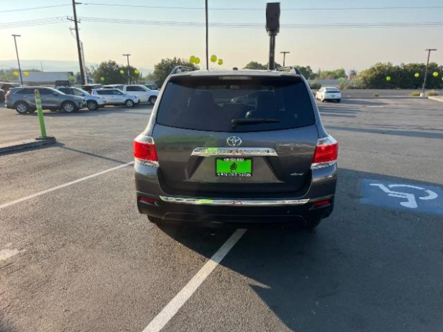 2012 Magnetic Gray Metallic /Sand Beige Cloth Interior Toyota Highlander Base 4WD (5TDBK3EH6CS) with an 3.5L V6 DOHC 24V engine, 5-Speed Automatic transmission, located at 1865 East Red Hills Pkwy, St. George, 84770, (435) 628-0023, 37.120850, -113.543640 - Photo#5