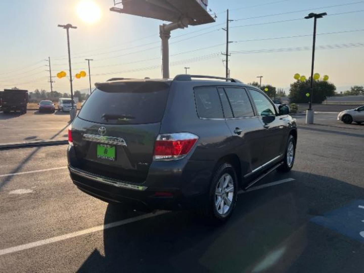 2012 Magnetic Gray Metallic /Sand Beige Cloth Interior Toyota Highlander Base 4WD (5TDBK3EH6CS) with an 3.5L V6 DOHC 24V engine, 5-Speed Automatic transmission, located at 1865 East Red Hills Pkwy, St. George, 84770, (435) 628-0023, 37.120850, -113.543640 - Photo#6