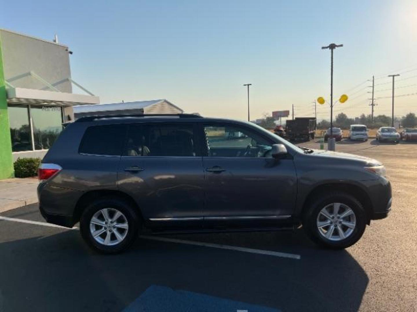 2012 Magnetic Gray Metallic /Sand Beige Cloth Interior Toyota Highlander Base 4WD (5TDBK3EH6CS) with an 3.5L V6 DOHC 24V engine, 5-Speed Automatic transmission, located at 1865 East Red Hills Pkwy, St. George, 84770, (435) 628-0023, 37.120850, -113.543640 - Photo#7